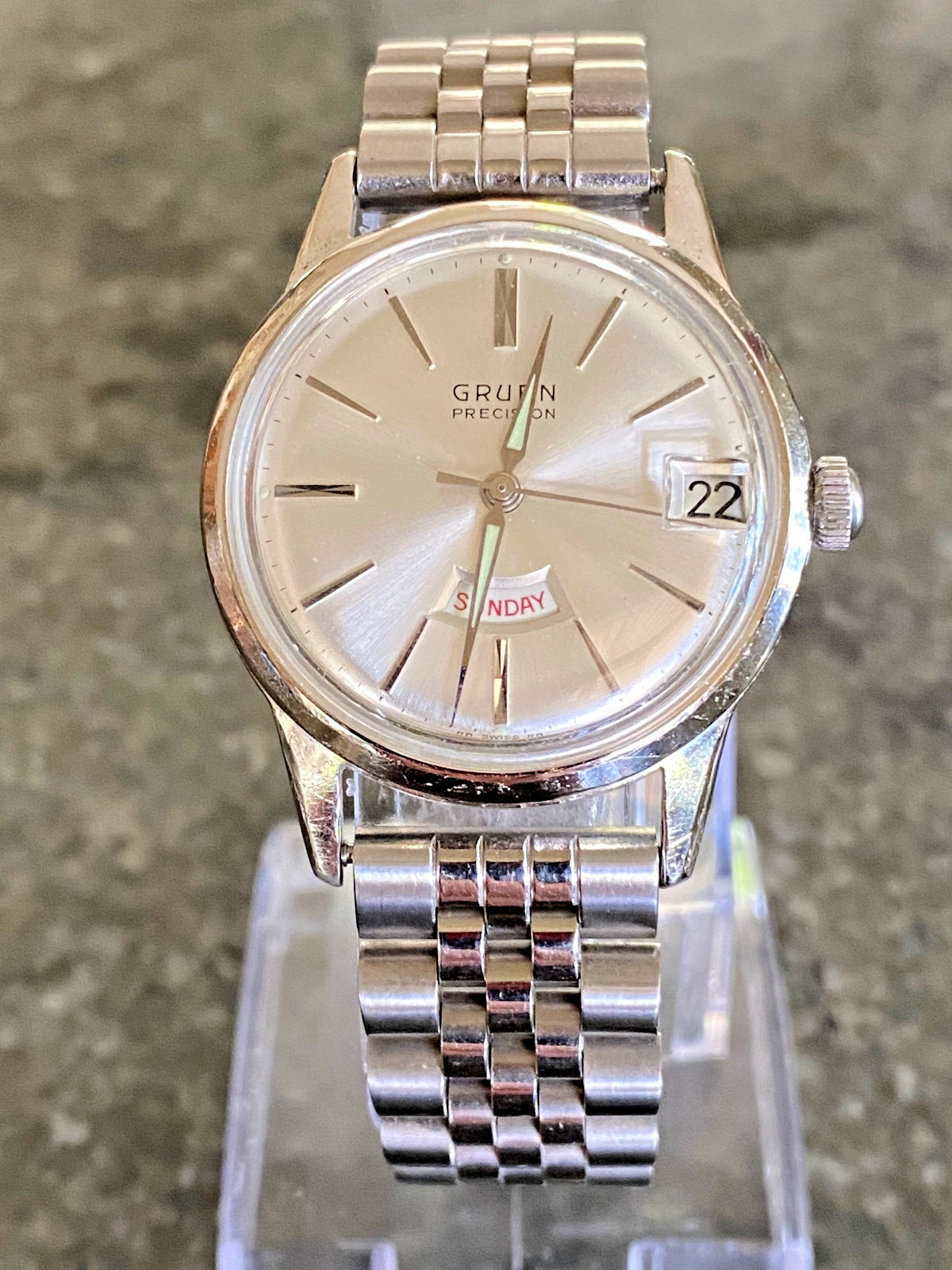 1970 GRUEN PRECISION 17J Manual Wind w/day & date. Serviced. New Bracelet