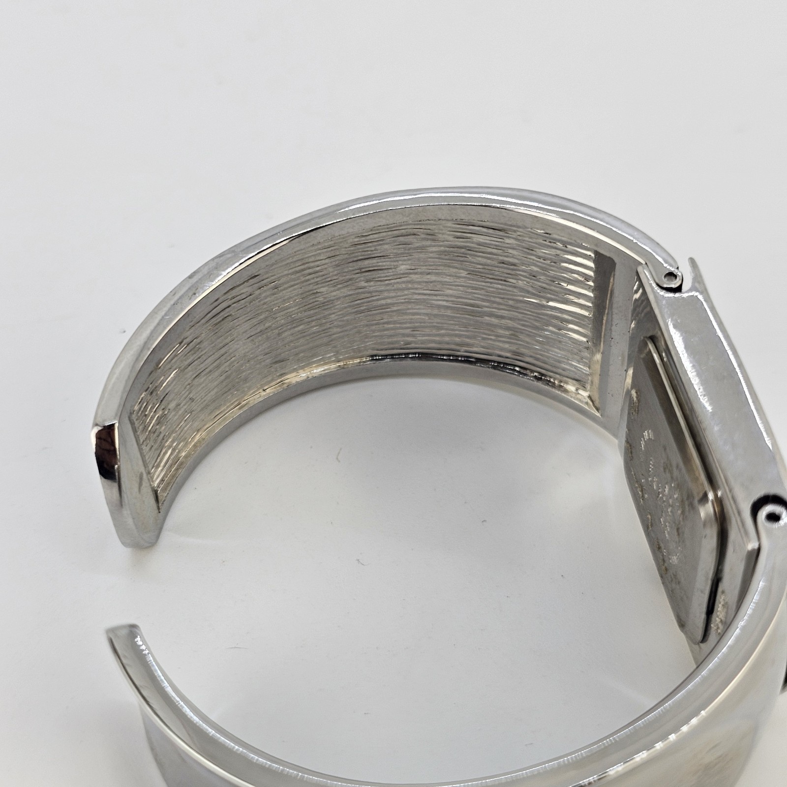 Women’s Cuff Bracelet Watch 26MM White Dial Gray Bracelet Bands 5.5″ NEW Battery