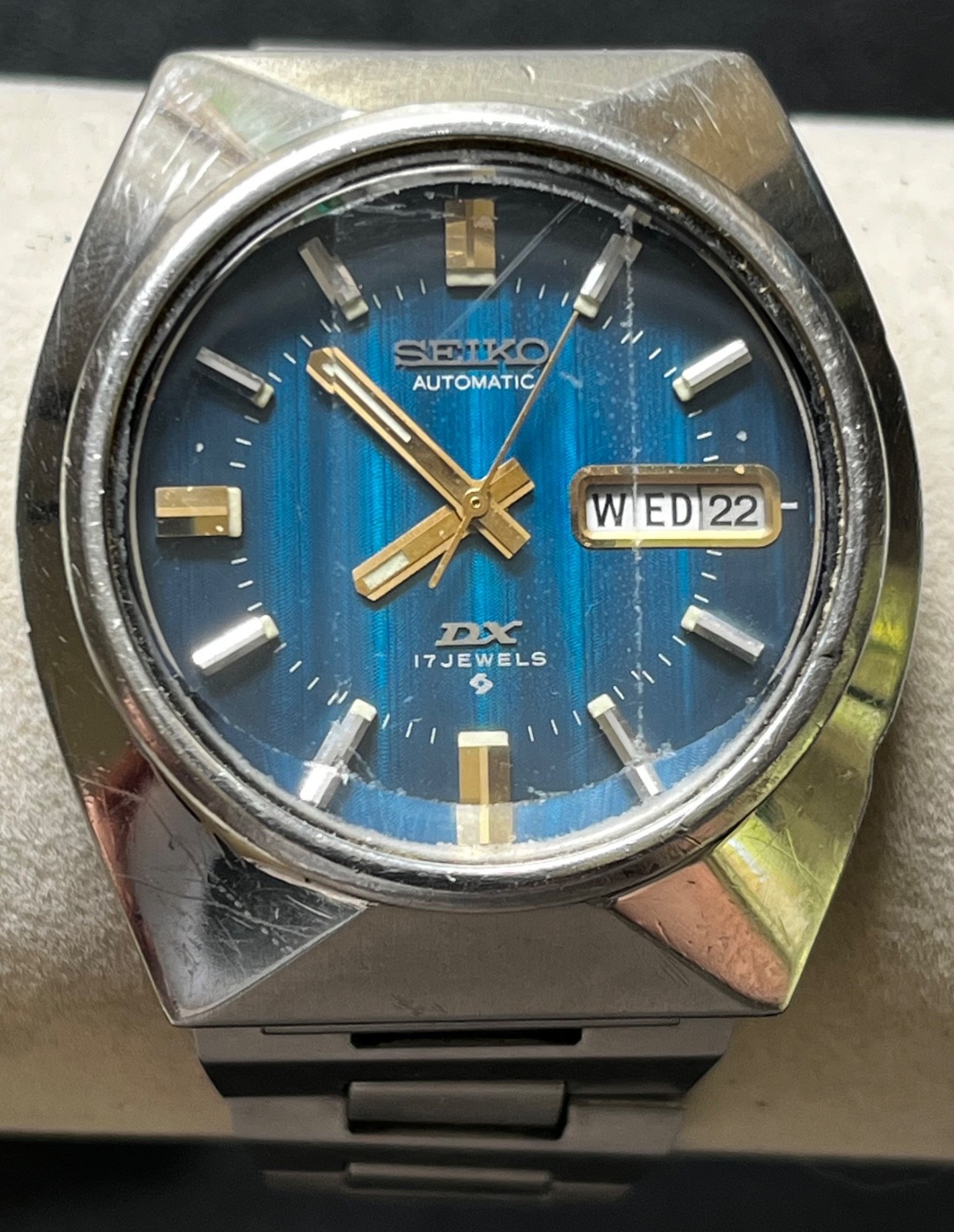 Vintage Seiko Automatic 6106-7729 DX 17J Blue Dial Stainless Faceted Crystal