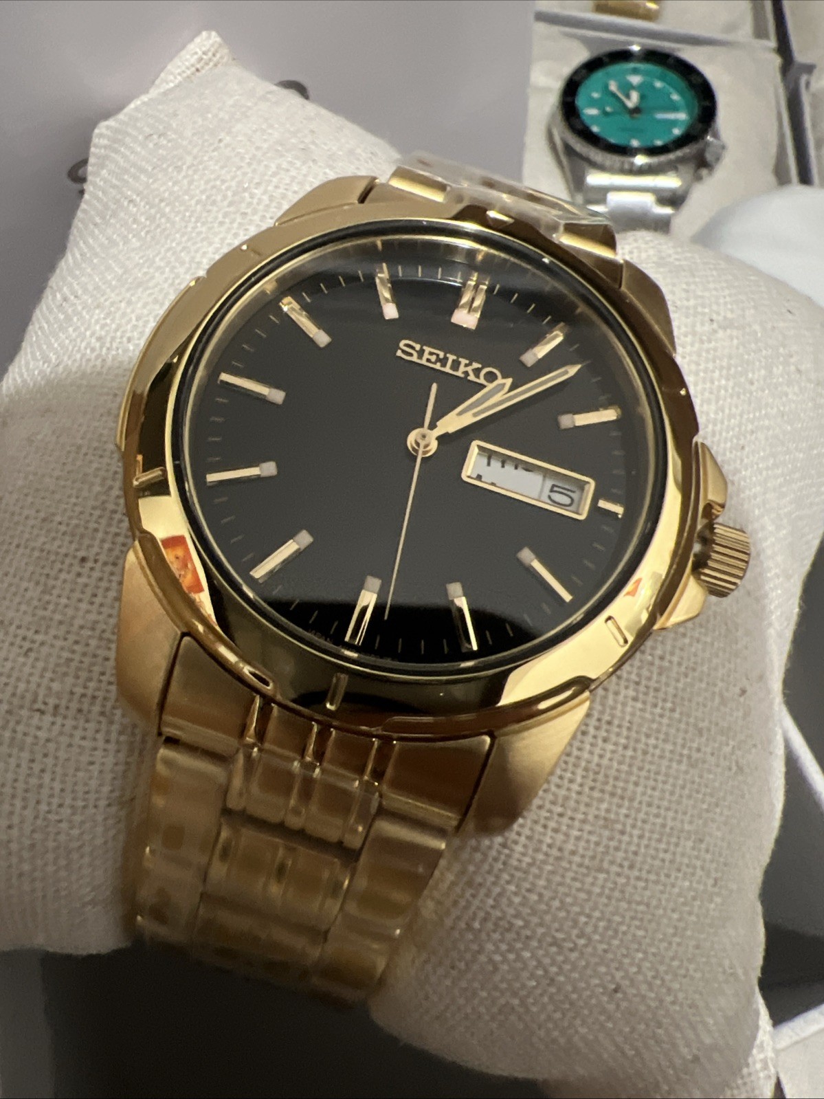 Seiko Authentic 😱Essentials-Black Dial Gold Bracelet Men’s Watch SUR358J1!!