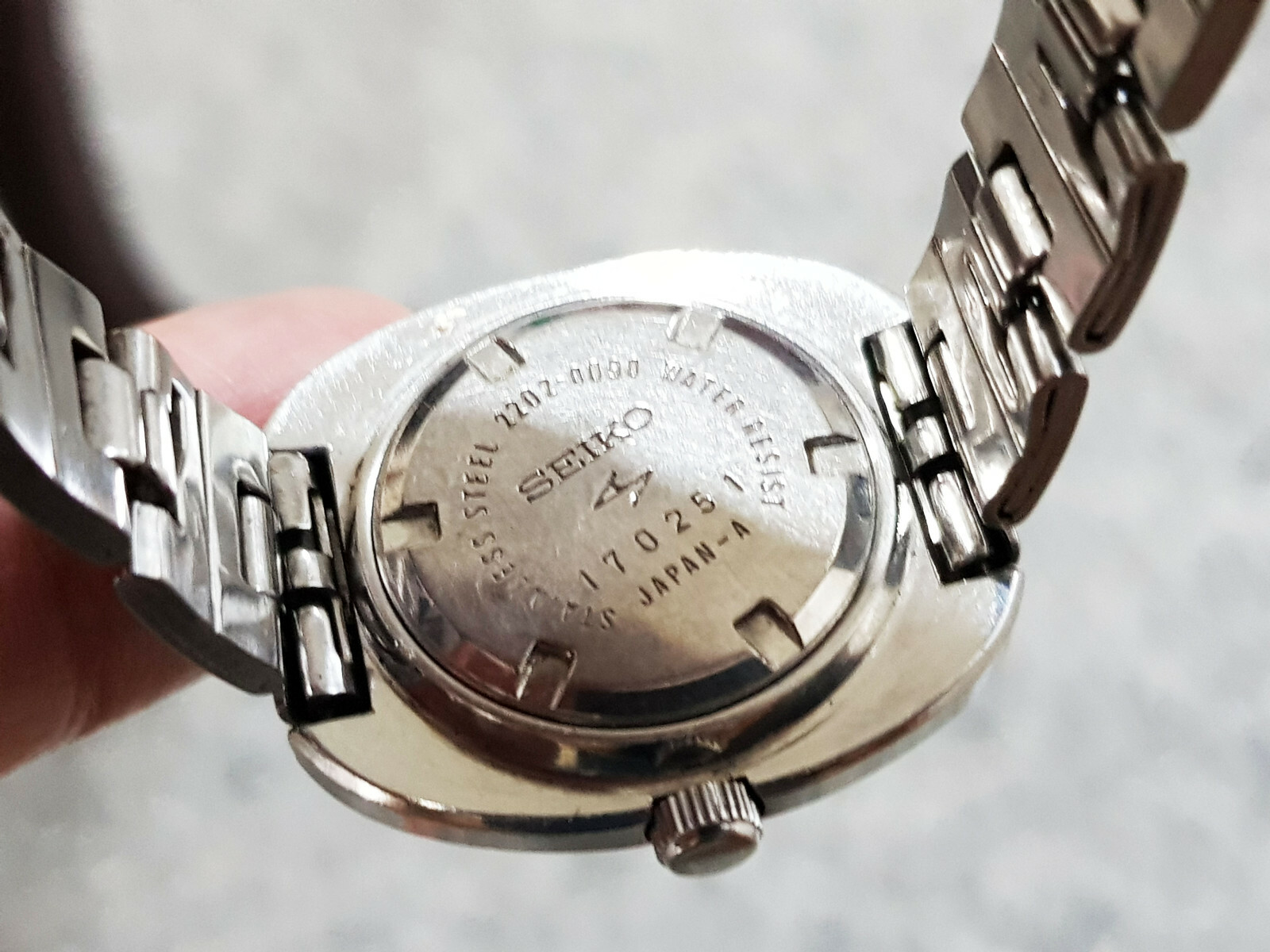 VINTAGE SEIKO SPECIAL WIND UP 2202-0090 LADYS BLACK DIAL.