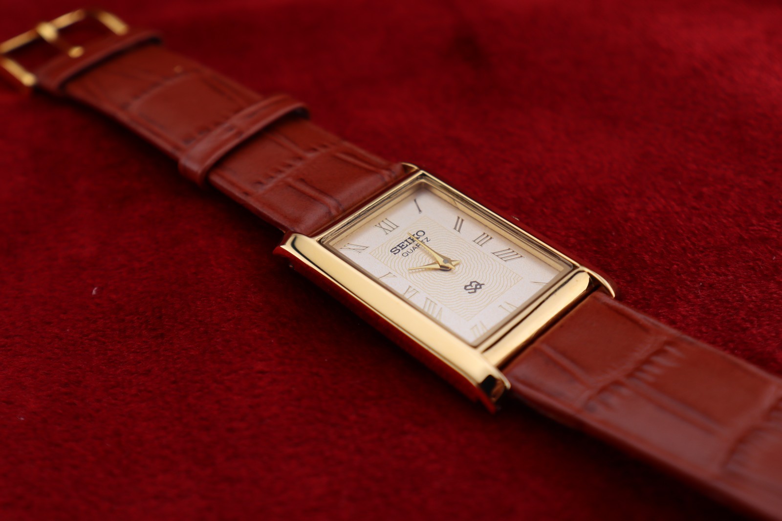 ⌚✨ Vintage Seiko Slim Quartz Gentlemen’s Gold Dial ,Light Brown Dress Watch