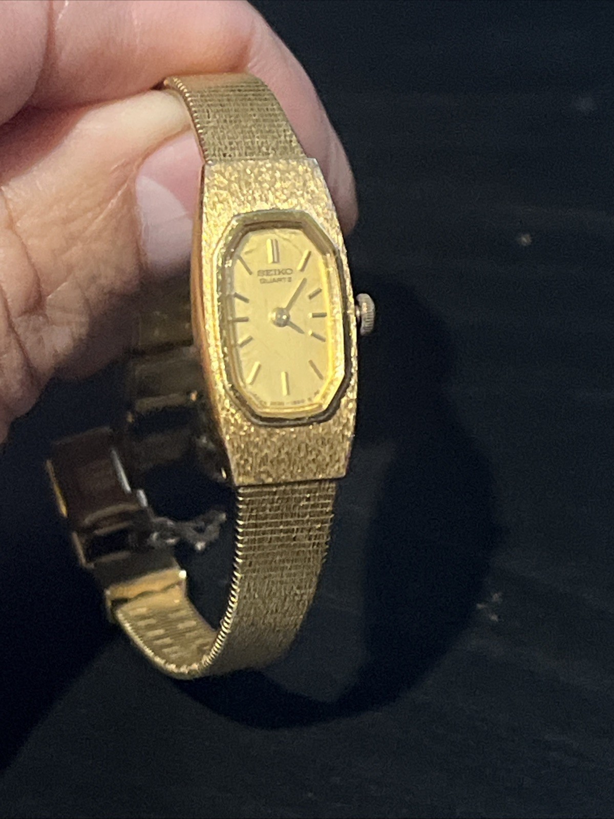 1980’s Seiko 2E20-6469 Gold Tone Thin Women’s Watch Japan 6.5 Wrist Collectible