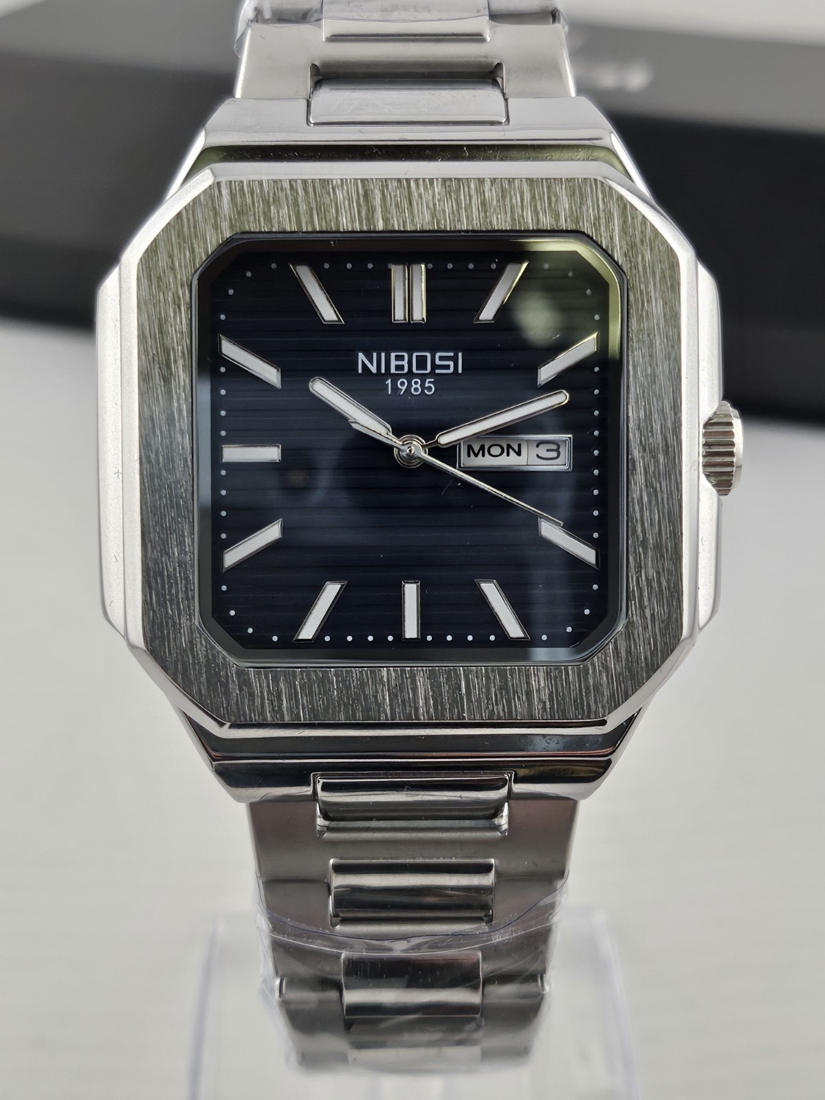 New In Box Nibosi 1985 Blue Striped Dial Day Date Quartz Movement Running