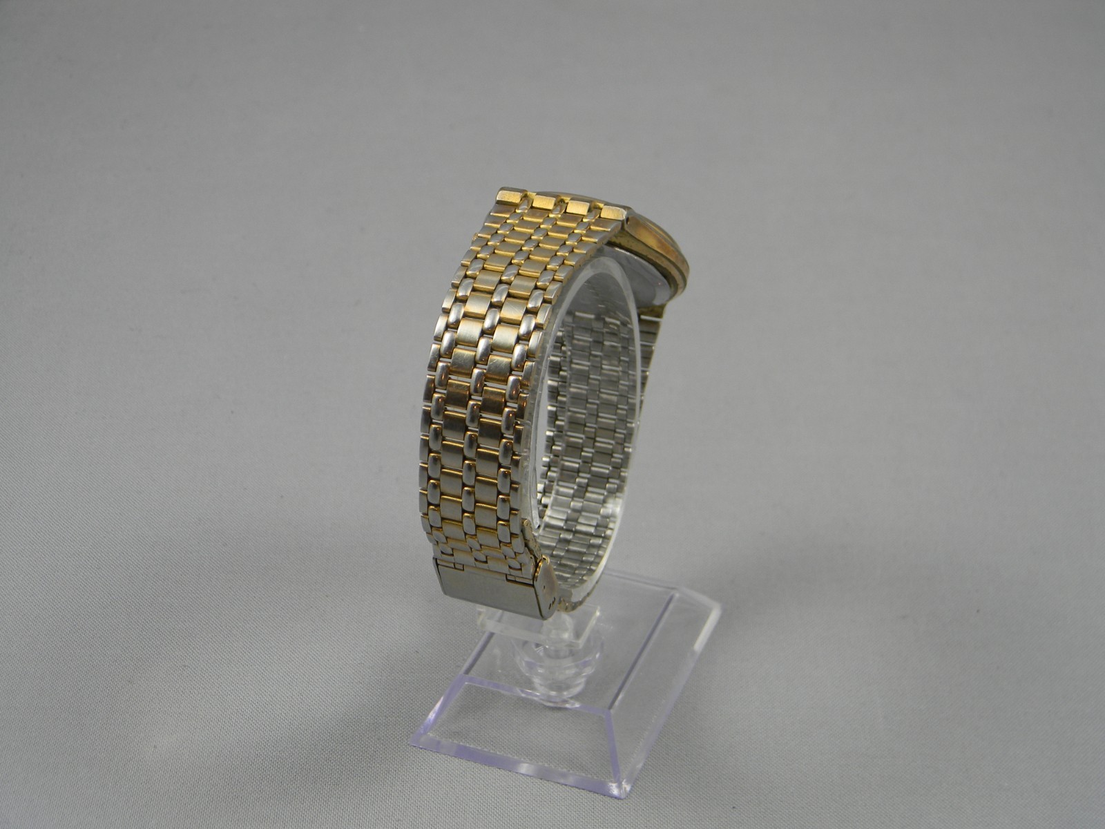 Waltham Diamond Watch Men 35mm Gold Tone Adjustable Clasp Band 6″-8″ New Battery