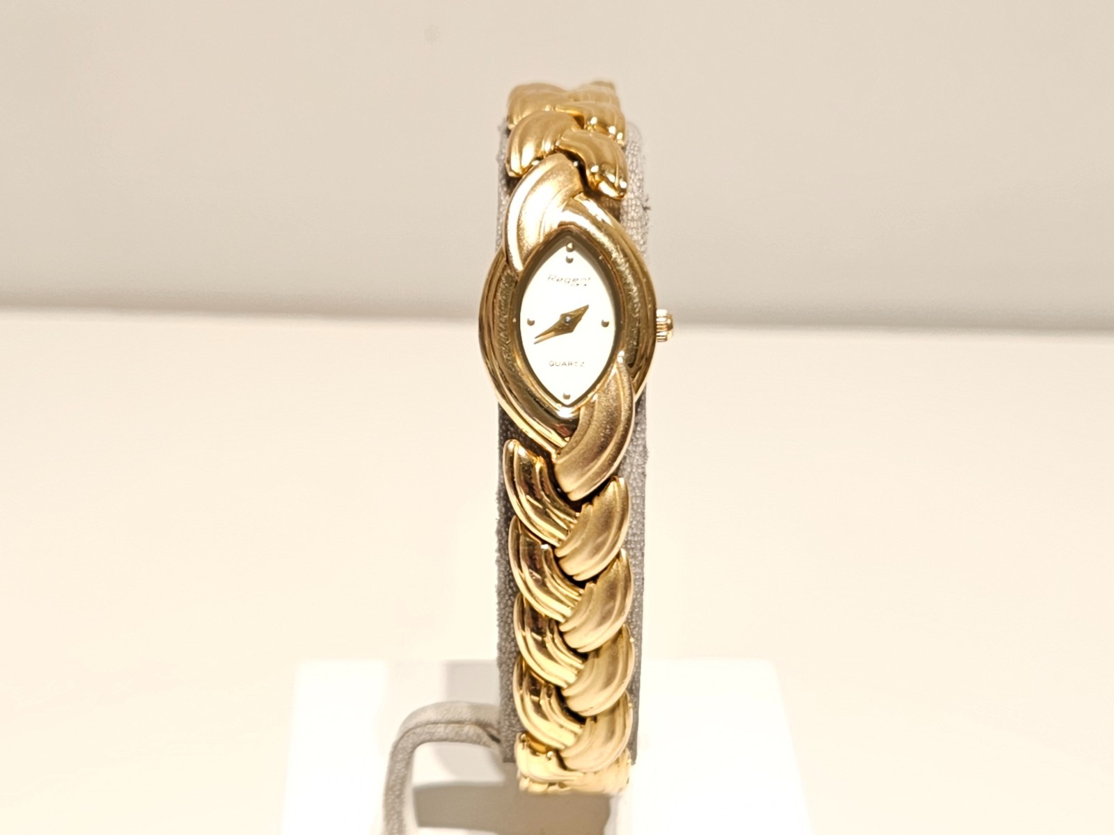 VINTAGE LUXURY OVAL GERMANY GOLD PLATED 16.5mm QUARTZ LADIES WATCH “REGENT “PARA