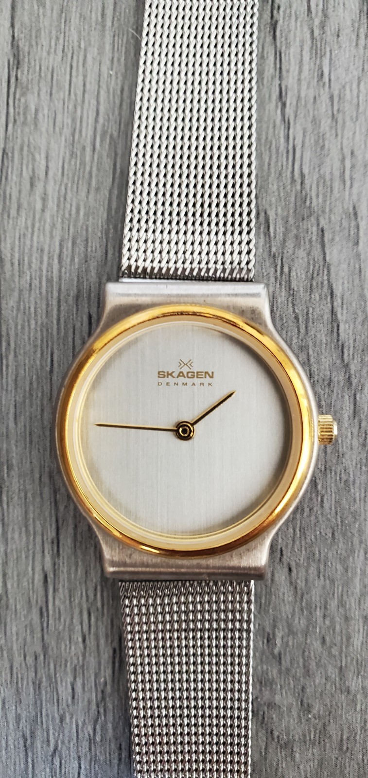 Skagen Denmark 32SGSC Women’s Watch Ultra Slim Silver Gold Tone Mesh Band Quartz
