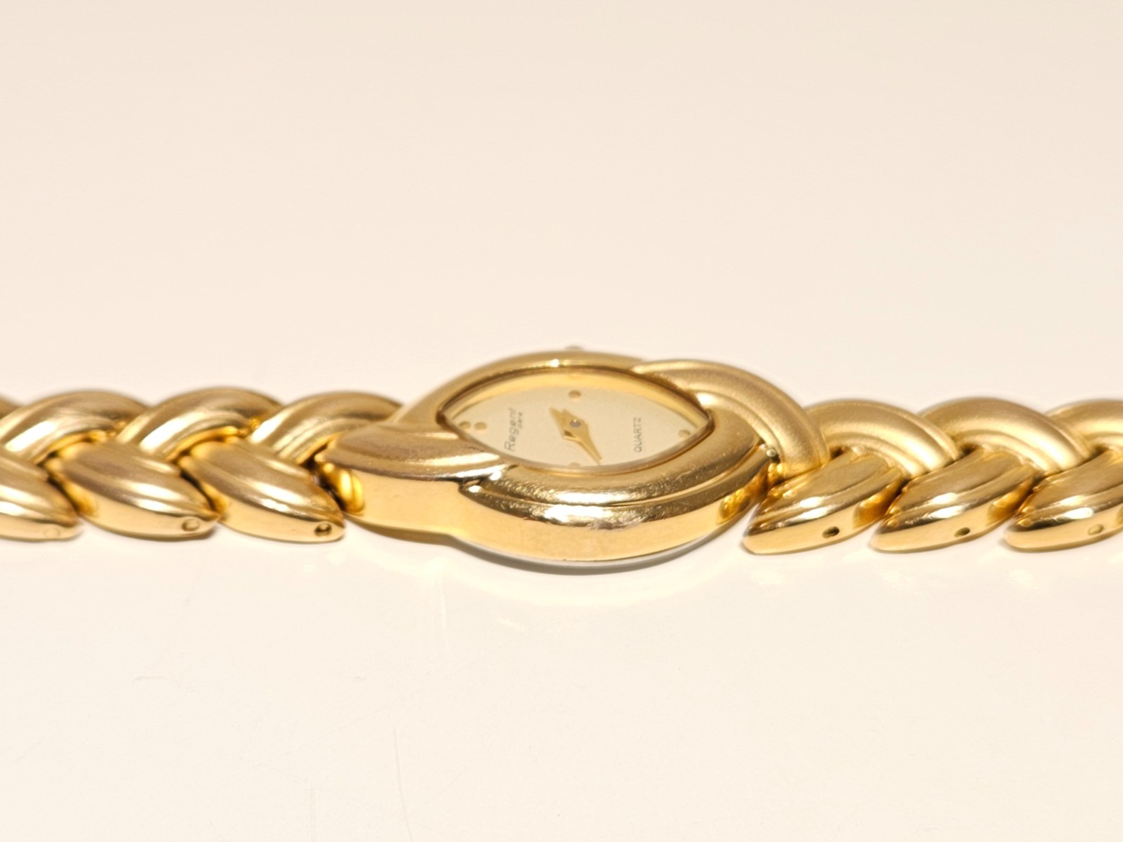 VINTAGE LUXURY OVAL GERMANY GOLD PLATED 16.5mm QUARTZ LADIES WATCH “REGENT “PARA