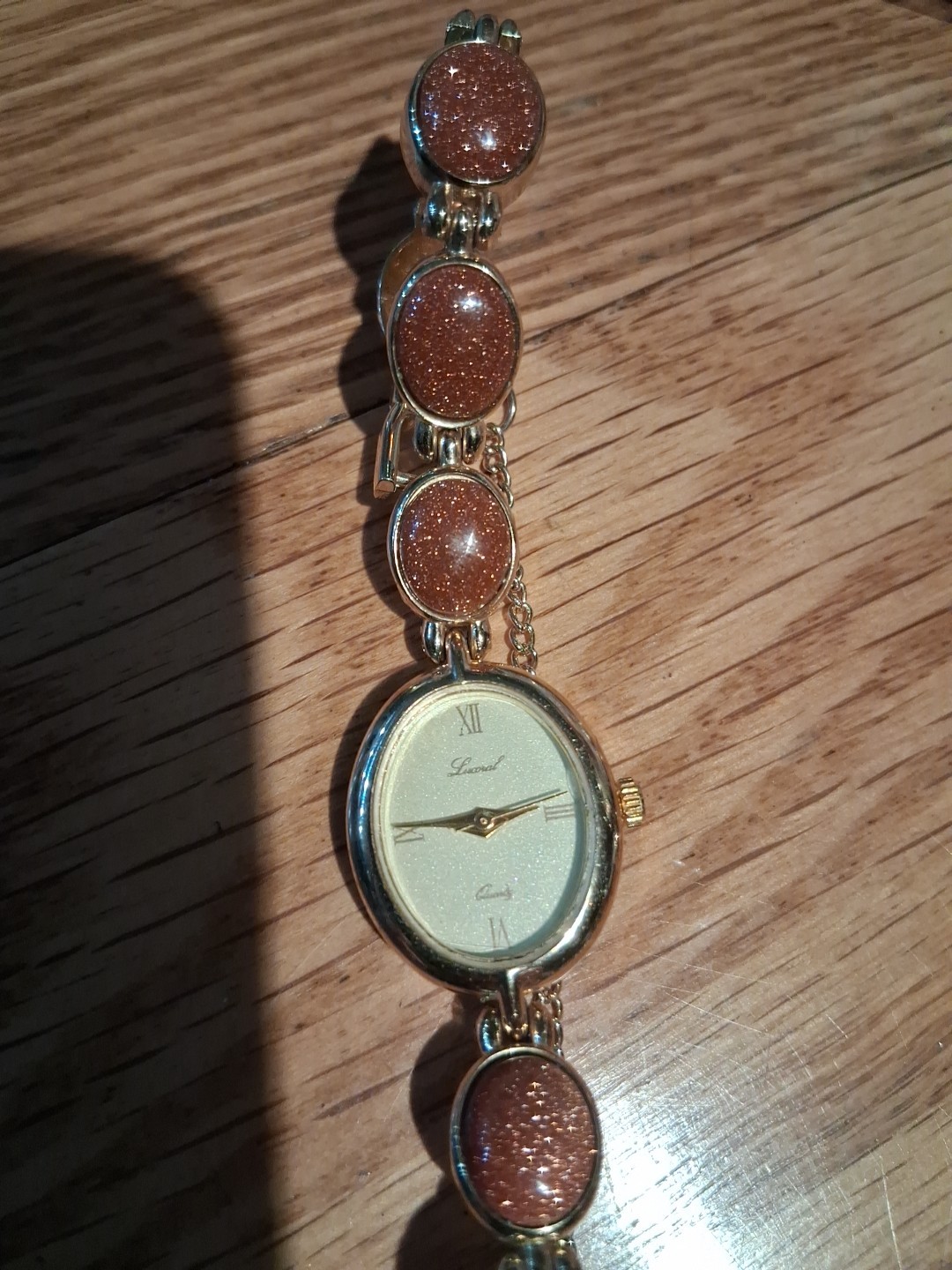 Vintage Lucoral Oval Gold Fleck Lucite Cabochon Approx 7.5″Bracelet Gold Tone