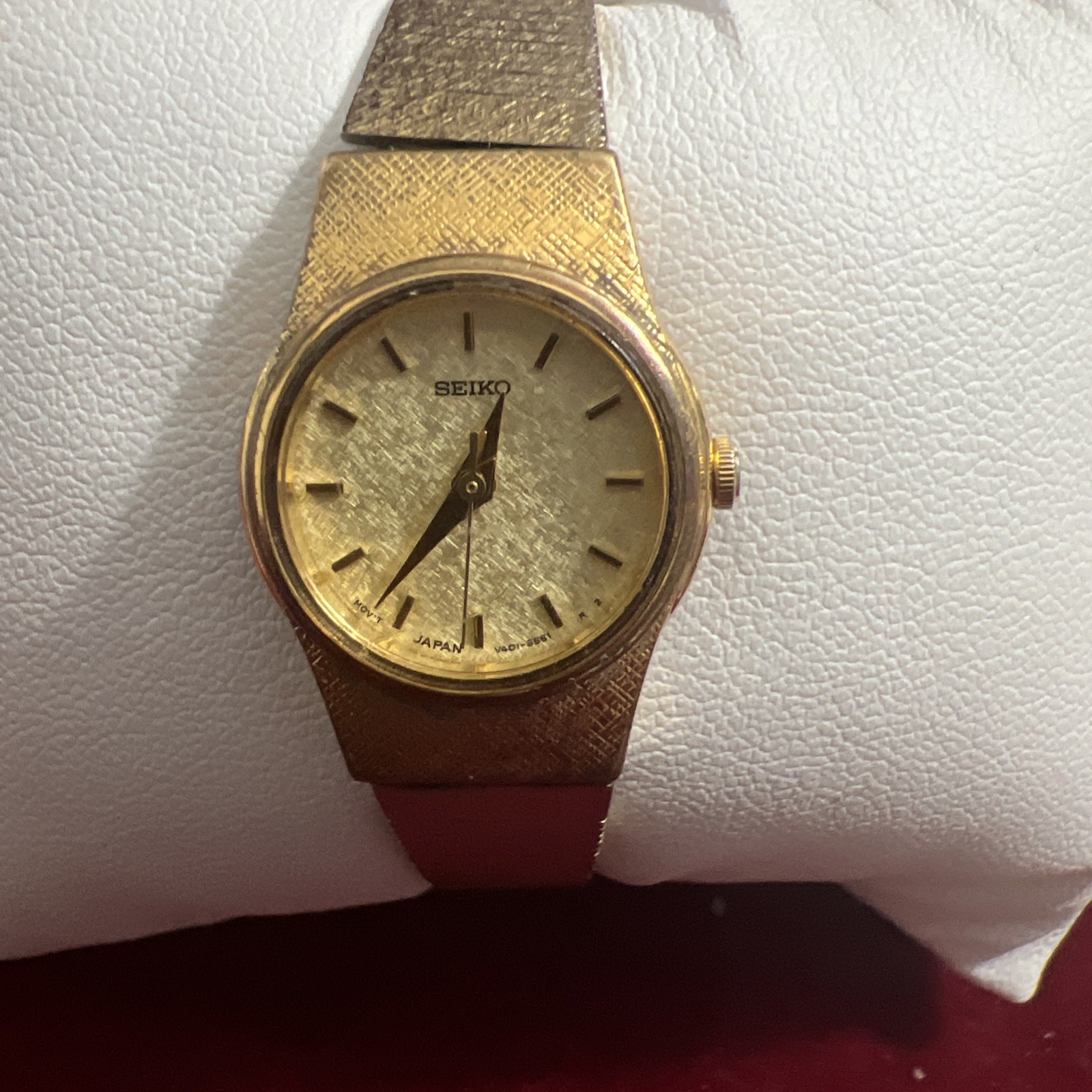Seiko watch Women 19mm Champagne Dial Gold Tone Round V401-1819 Quartz
