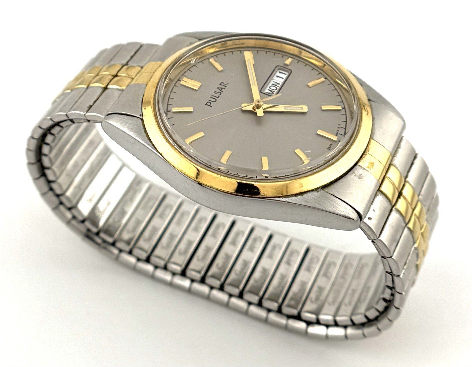Vintage Pulsar Quartz Watch VX33-0AD0 Men Gold Tone Day Date Stretch