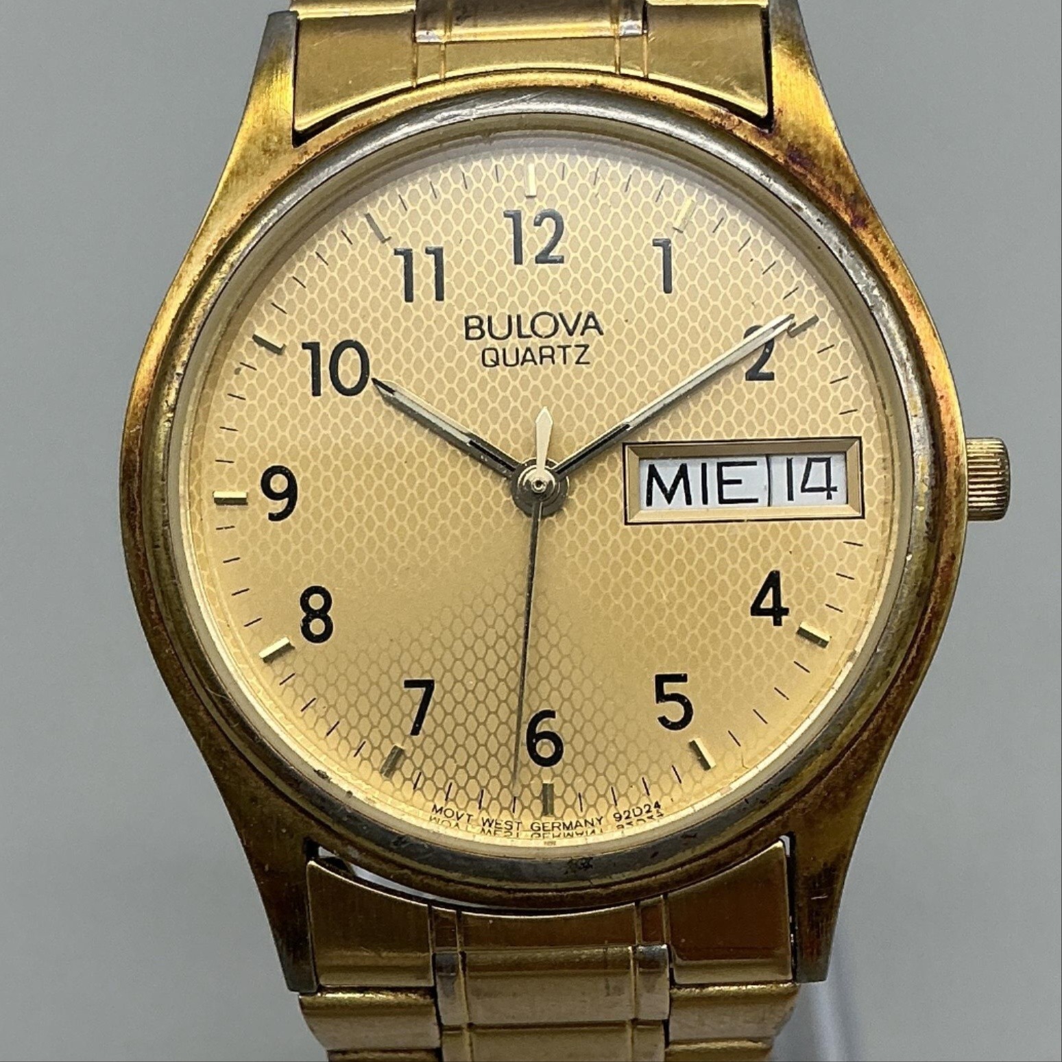 Vintage Bulova Mens Watch 32mm Gold Tone Day Date Expansion New Battery 7.75″