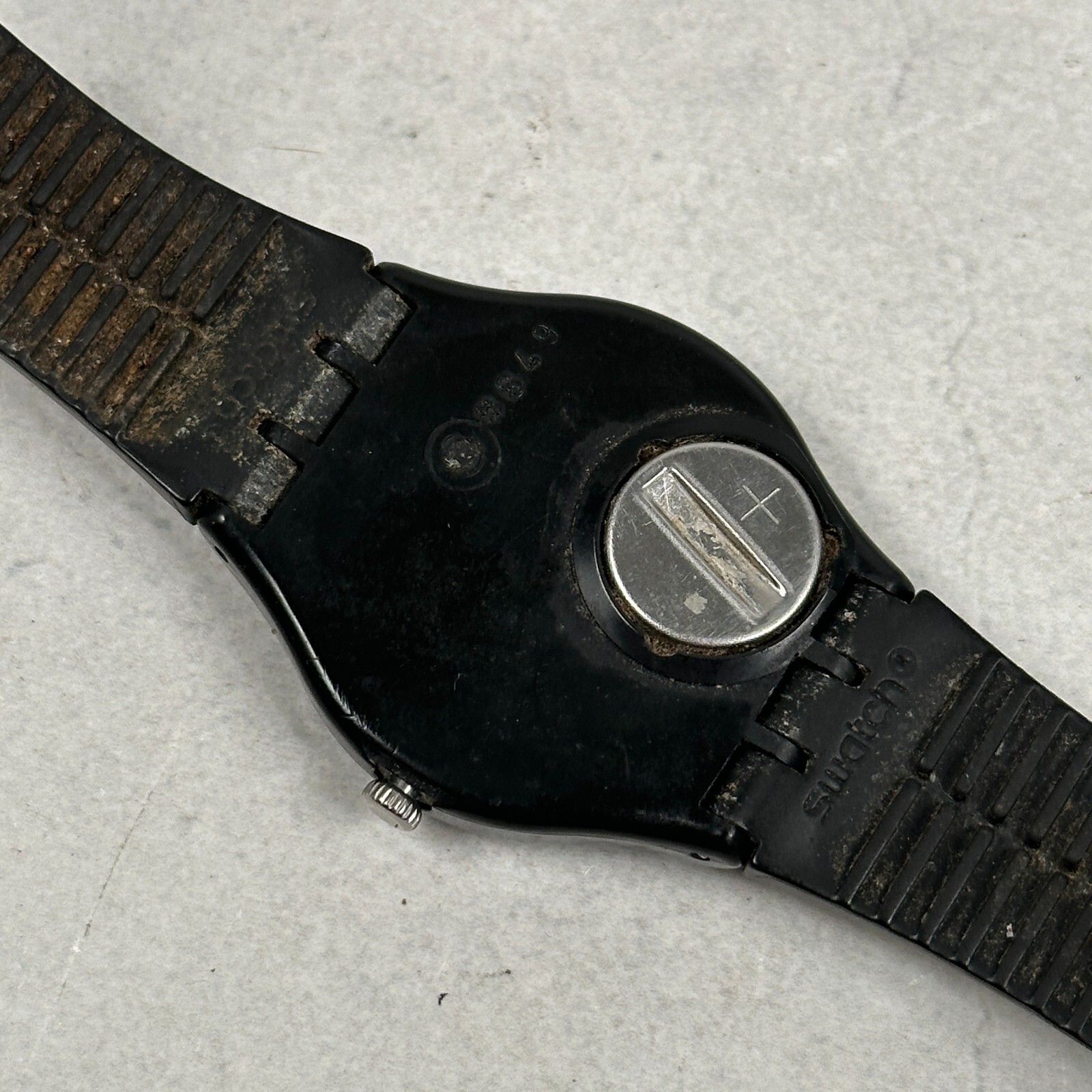 VTG Swatch Watch 33mm Black Yellow Date Round 2004 Quartz New Battery FLAWS READ
