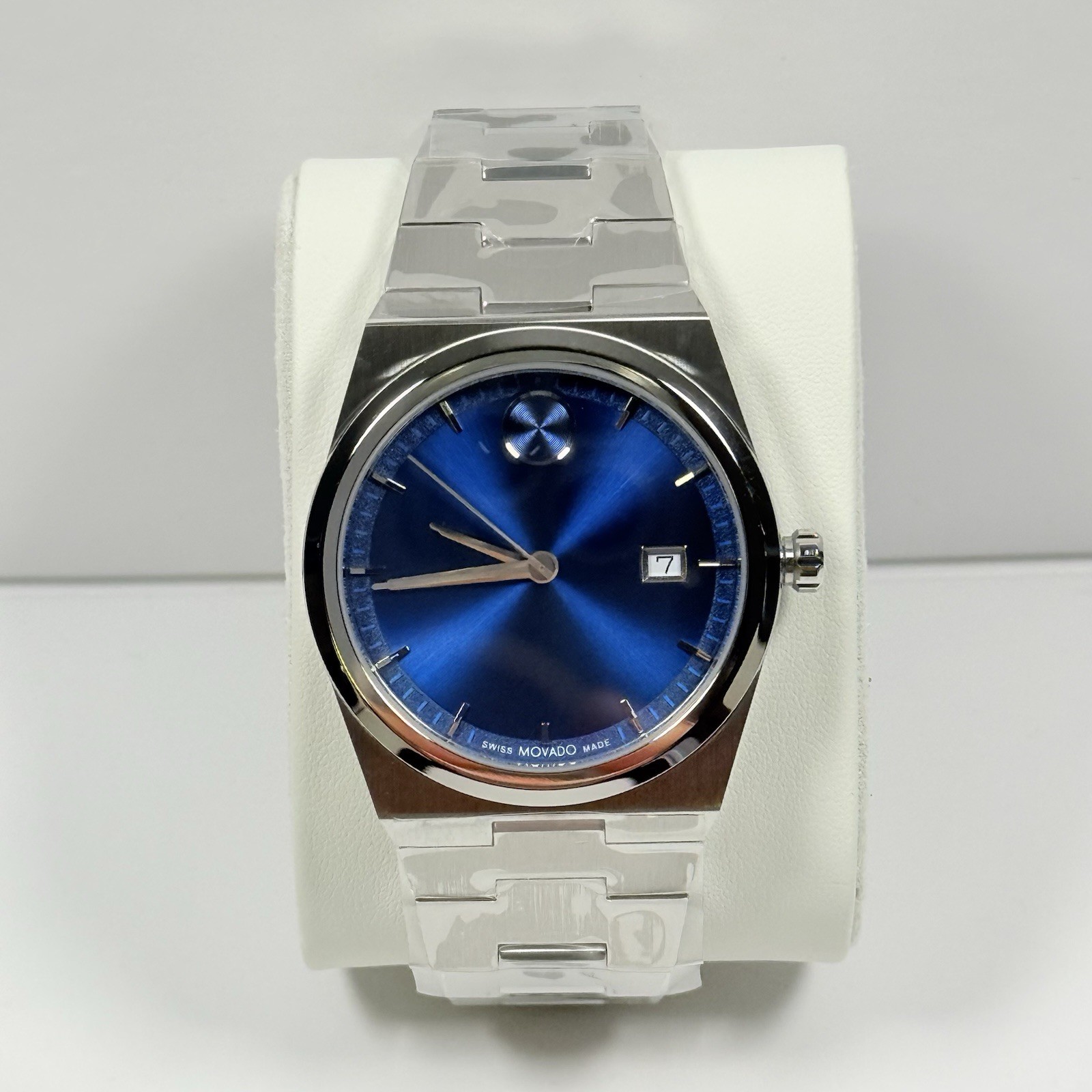 Movado Bold Quest 3601221 Blue Sunray Dial Stainless Steel 40mm Unisex Watch.