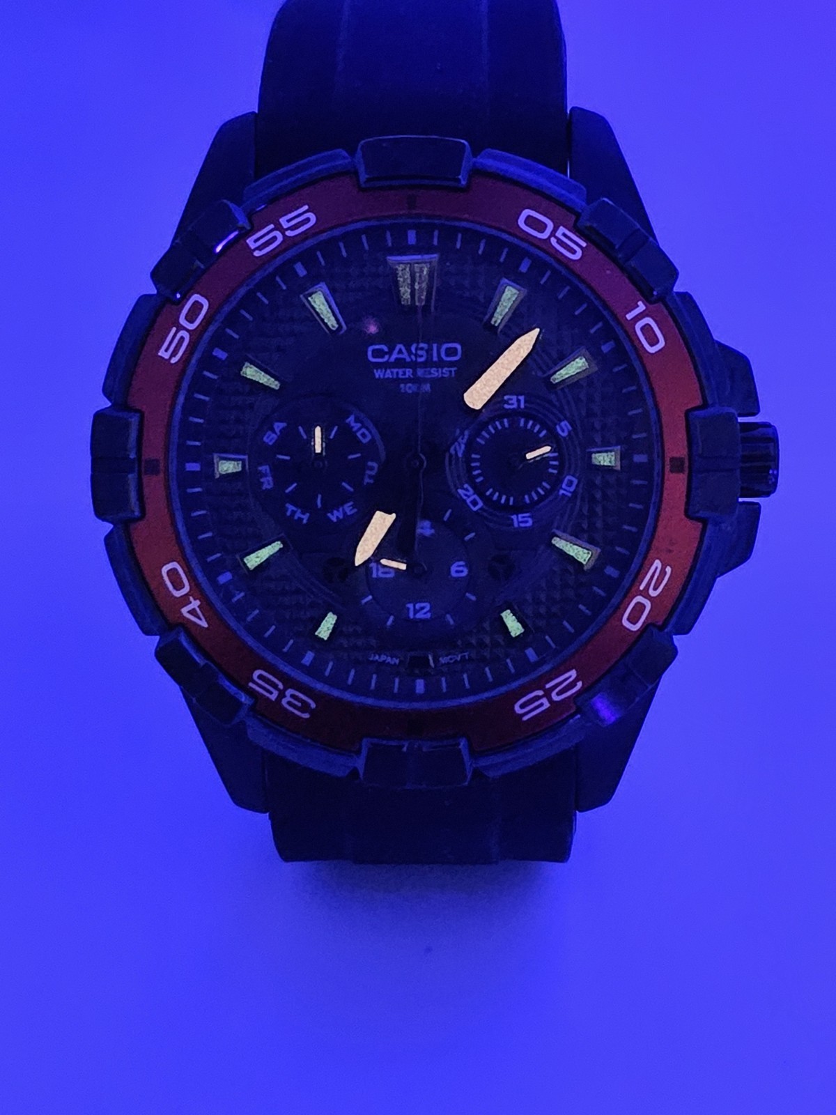 2013 Casio Quartz MTD-1069 Men Multifunction Daydate Watch Red Bezel Curved Band