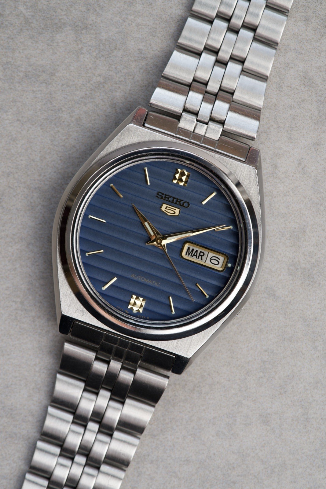 Seiko 5 7009-876A Stainless Steel Automatic Men’s Vintage Wristwatch