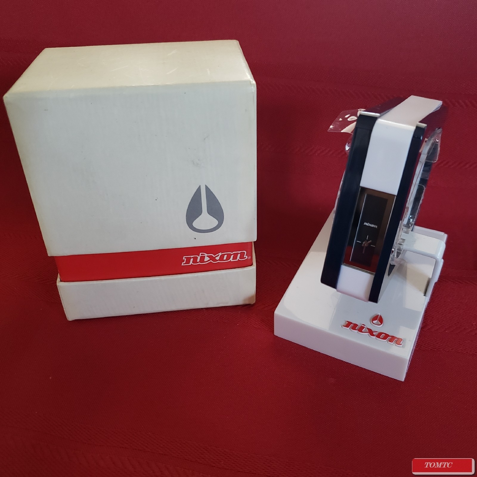 Nixon “The Skyline” (Navy/White) 30M Japanese Movement w/ Case & Stand [7E]