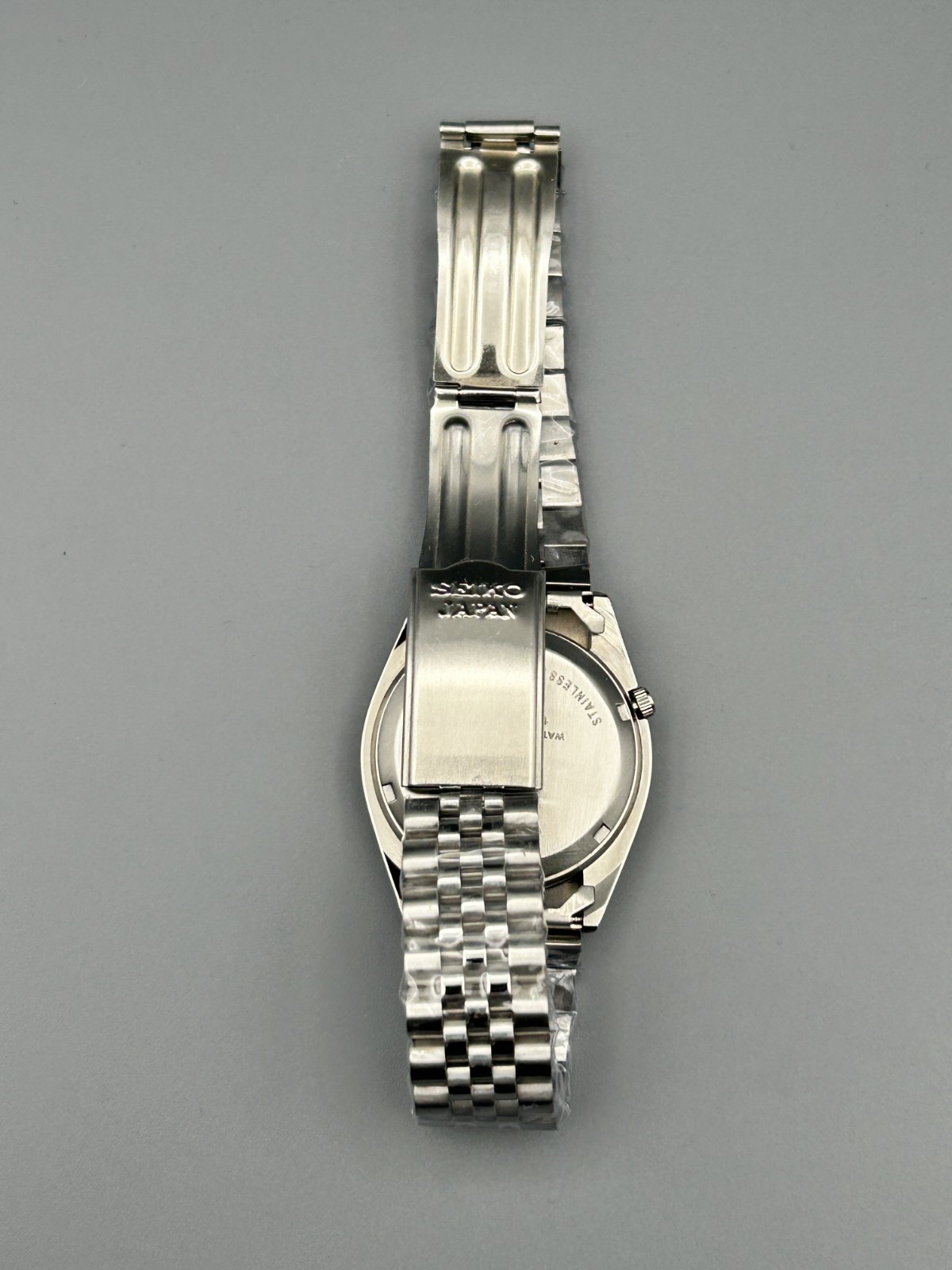 Seiko 5 SNXJ Automatic 7009 White Dial Fluted Day/Date Men’s Wrist Watch Japan