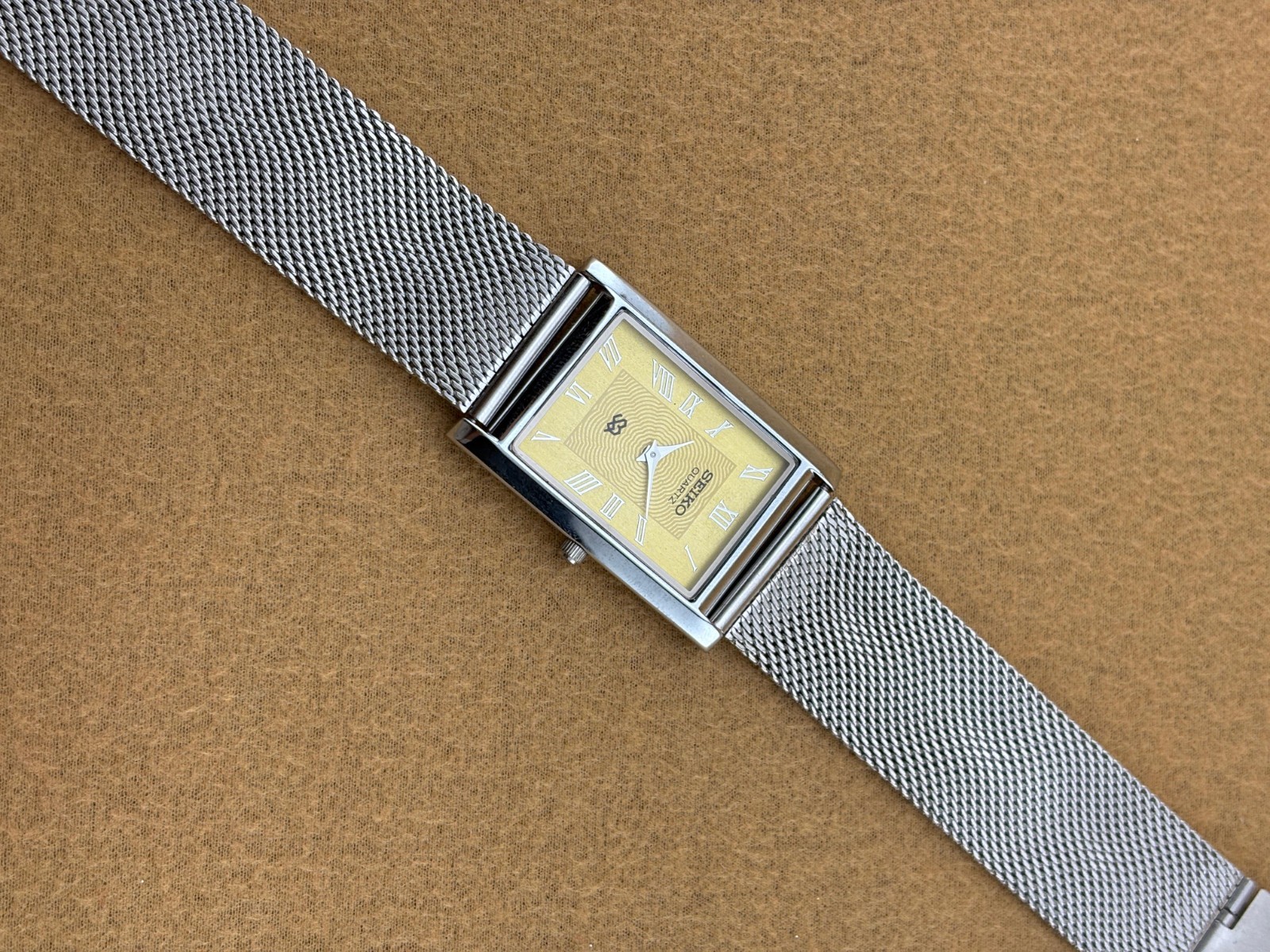 RARE YELLOW SILVER Vintage Seiko Slim Quartz Men’s Wristwatch