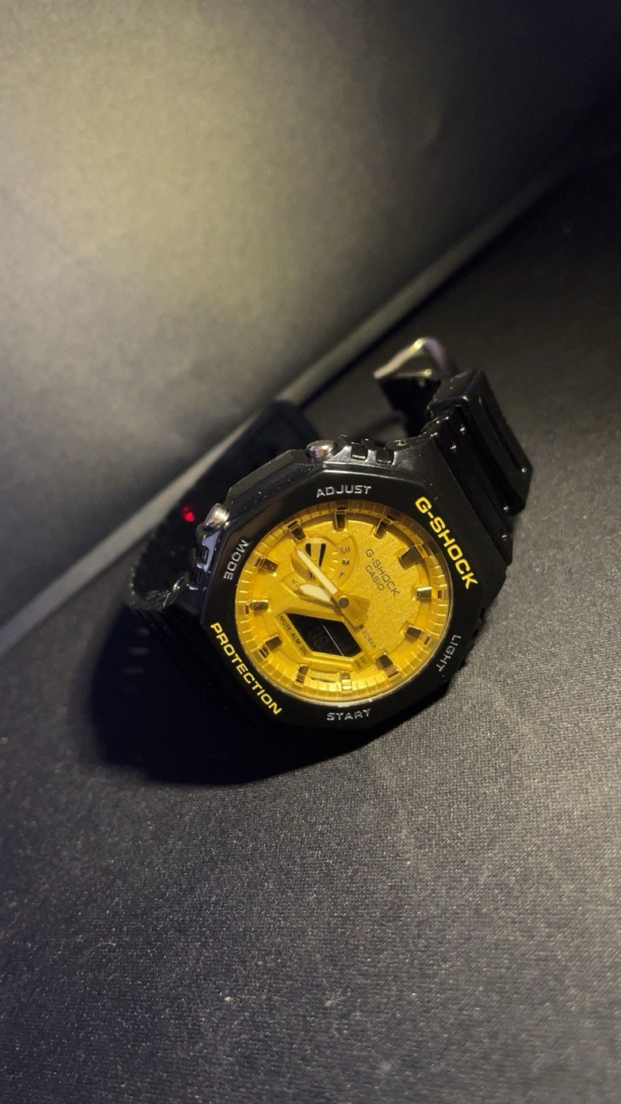 Casio G-Shock GA2100GB-1A Metallic Carbon Core Guard Glossy Black / Gold (NEW!)