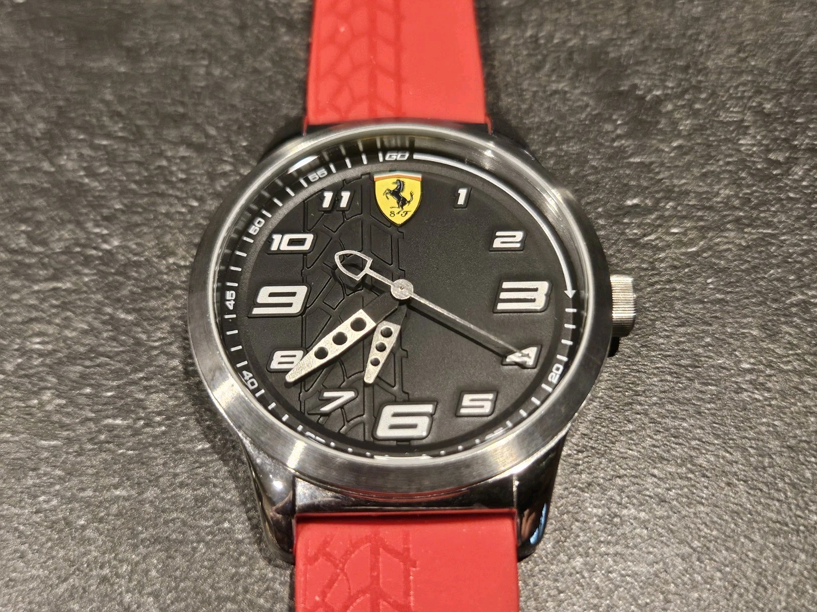 Ferrari Men’s 840019 Pitlane Red Silicone Watch New Battery Working