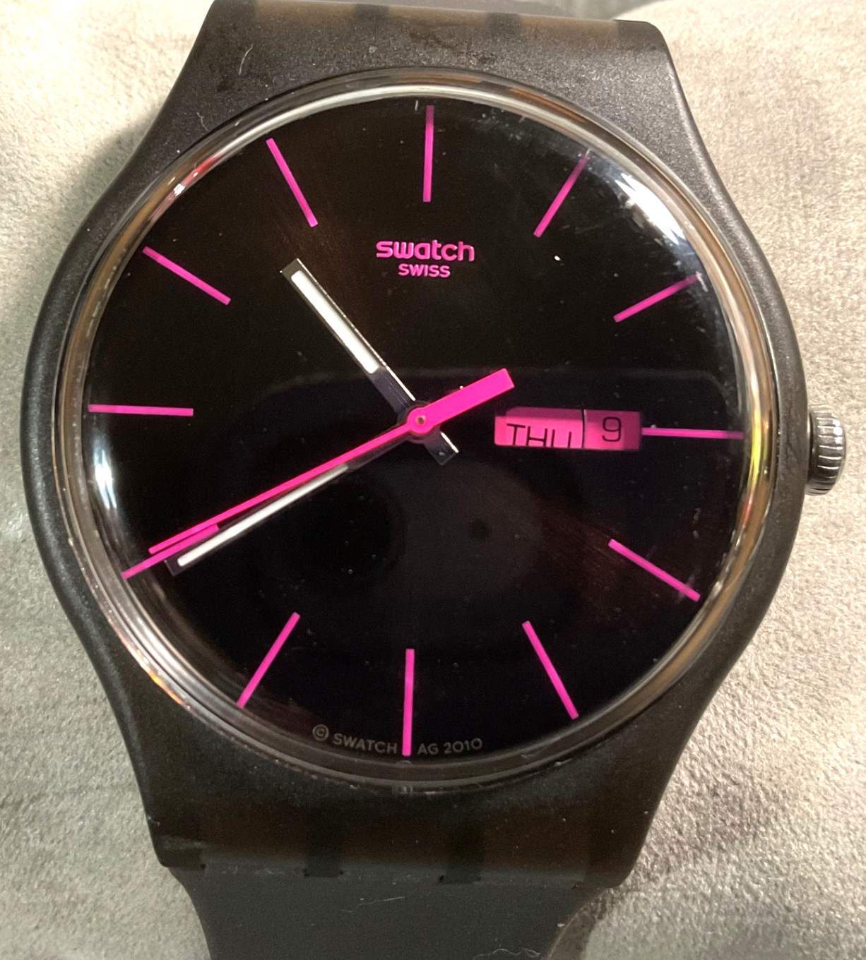 SWATCH VINTAGE 41mm BLACK WITH PINK WATCH DAY-OF-WEEK & DATE NEW BATTERY