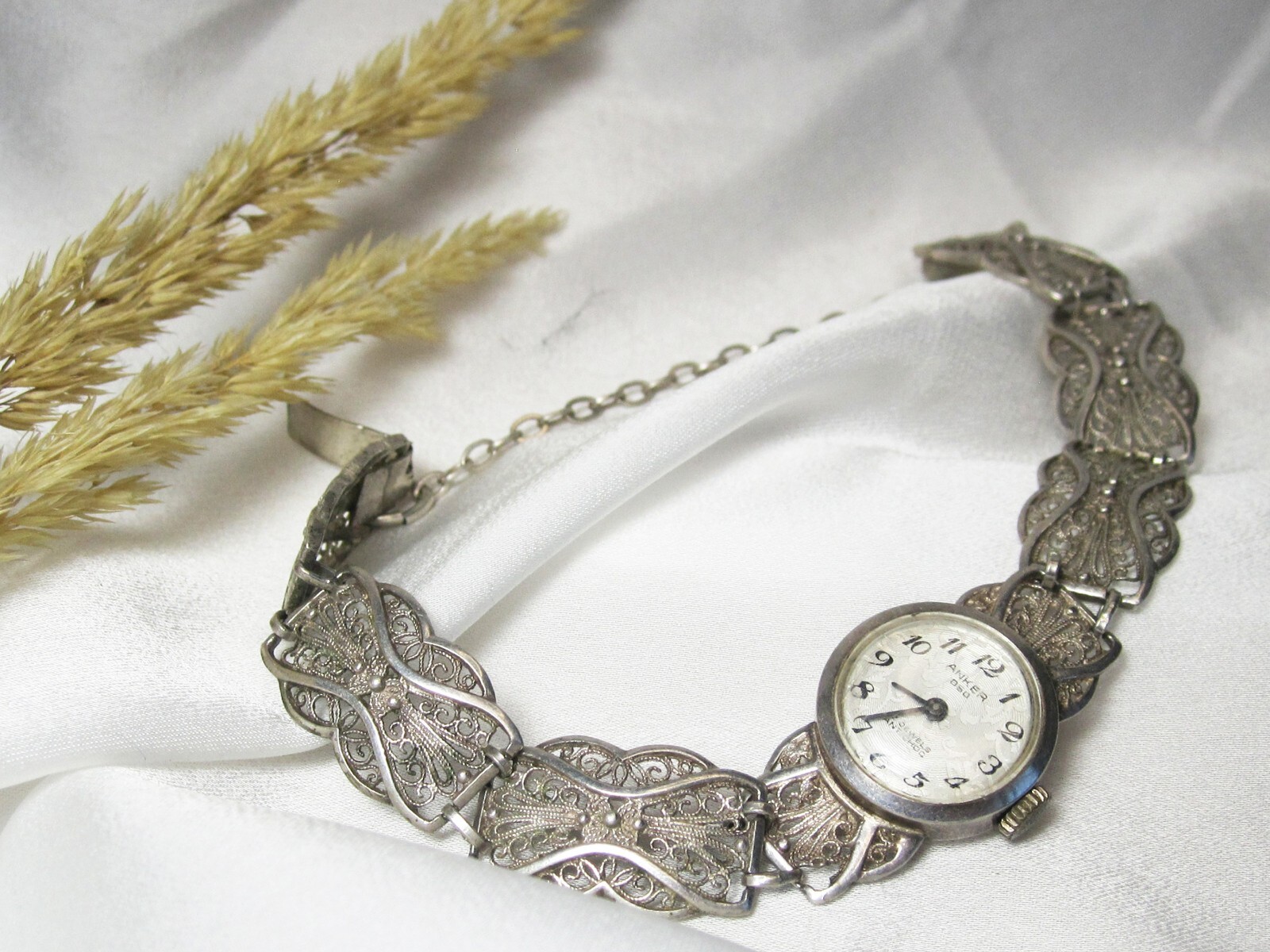Filigree Anker Watch – Women’s 7-Inch Mechanical Wristwatch