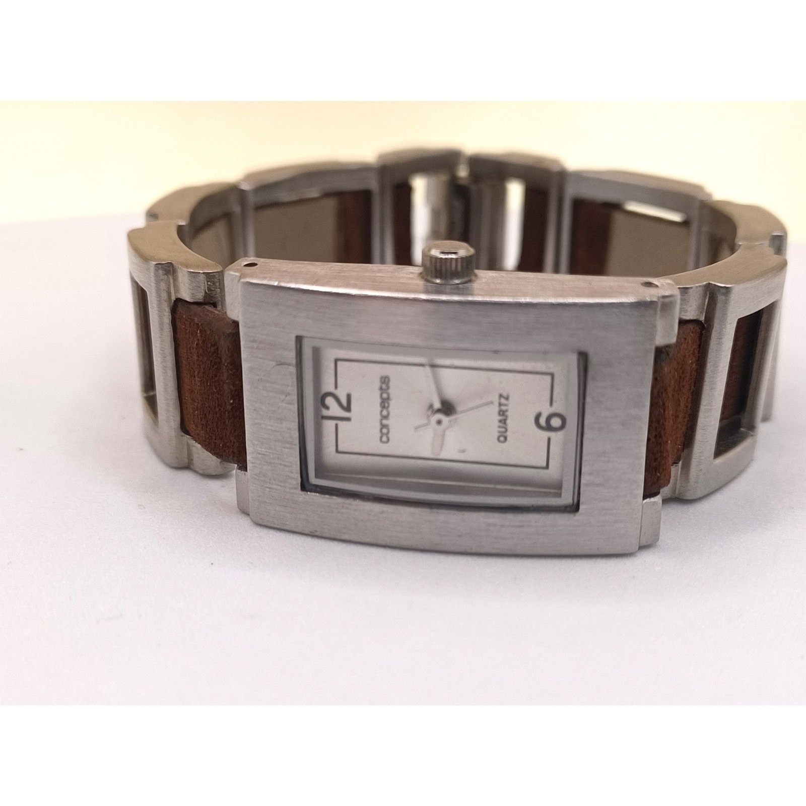 Concepts Women’s Fashion Silver Tone and Brown Strap Band Watch NEW BATTERY