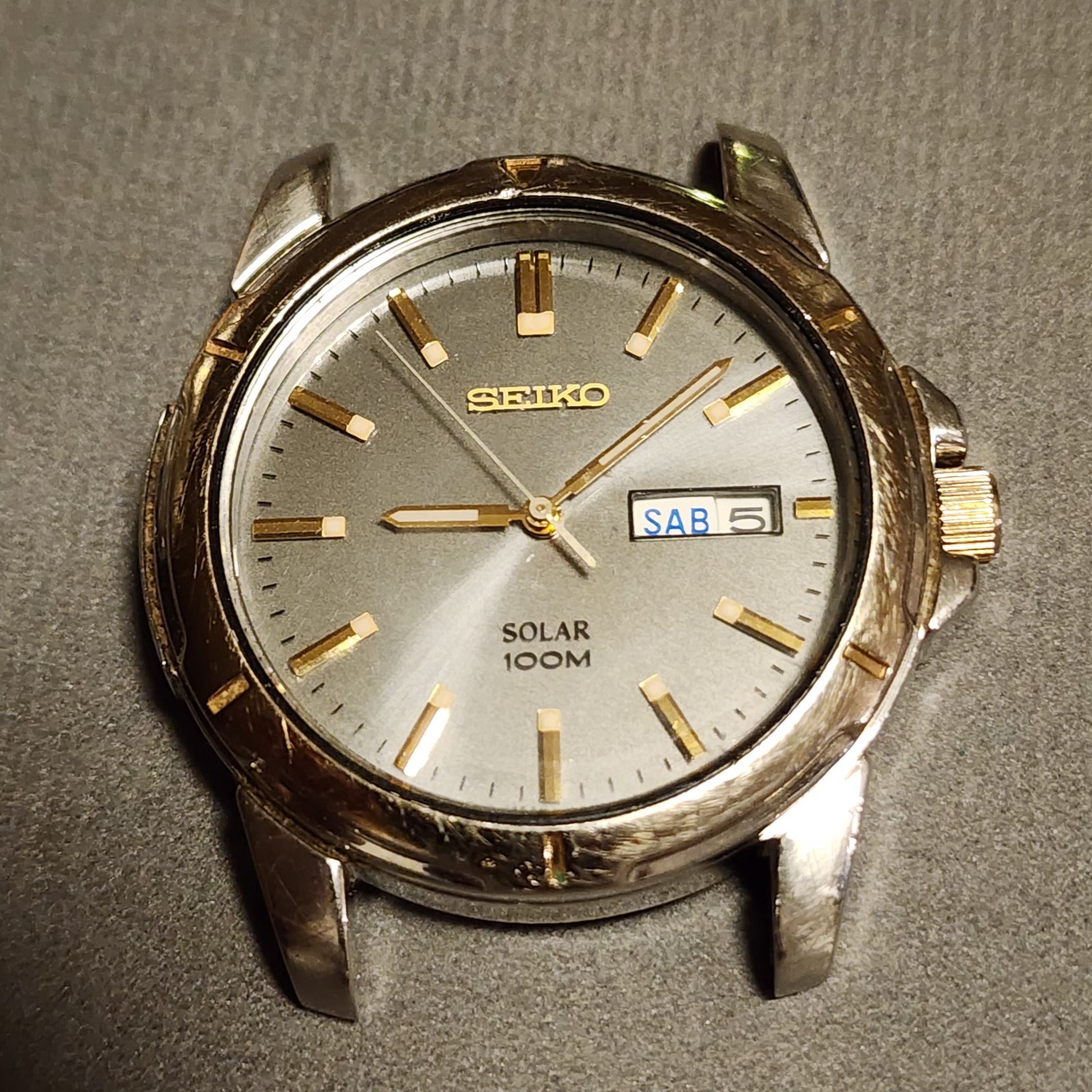 Seiko Solar 100M Day Date Bilingual Wristwatch V158-0AB0 Gray Dial ~ READ