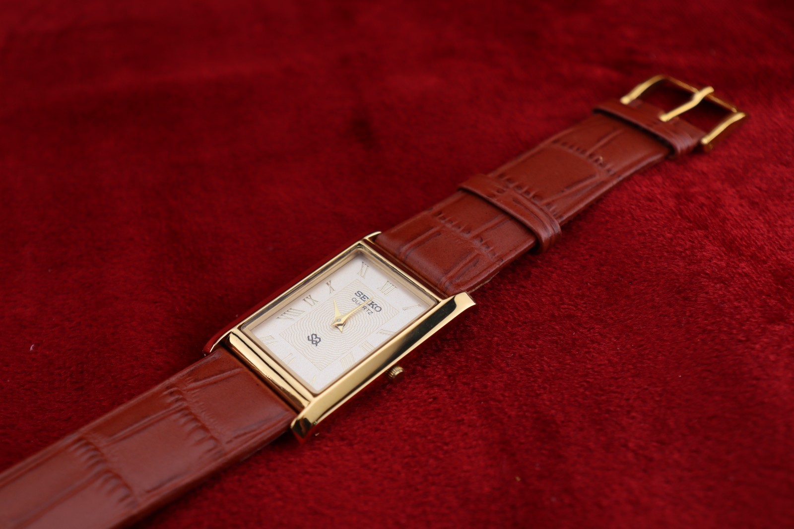 ⌚✨ Vintage Seiko Slim Quartz Gentlemen’s Gold Dial ,Light Brown Dress Watch