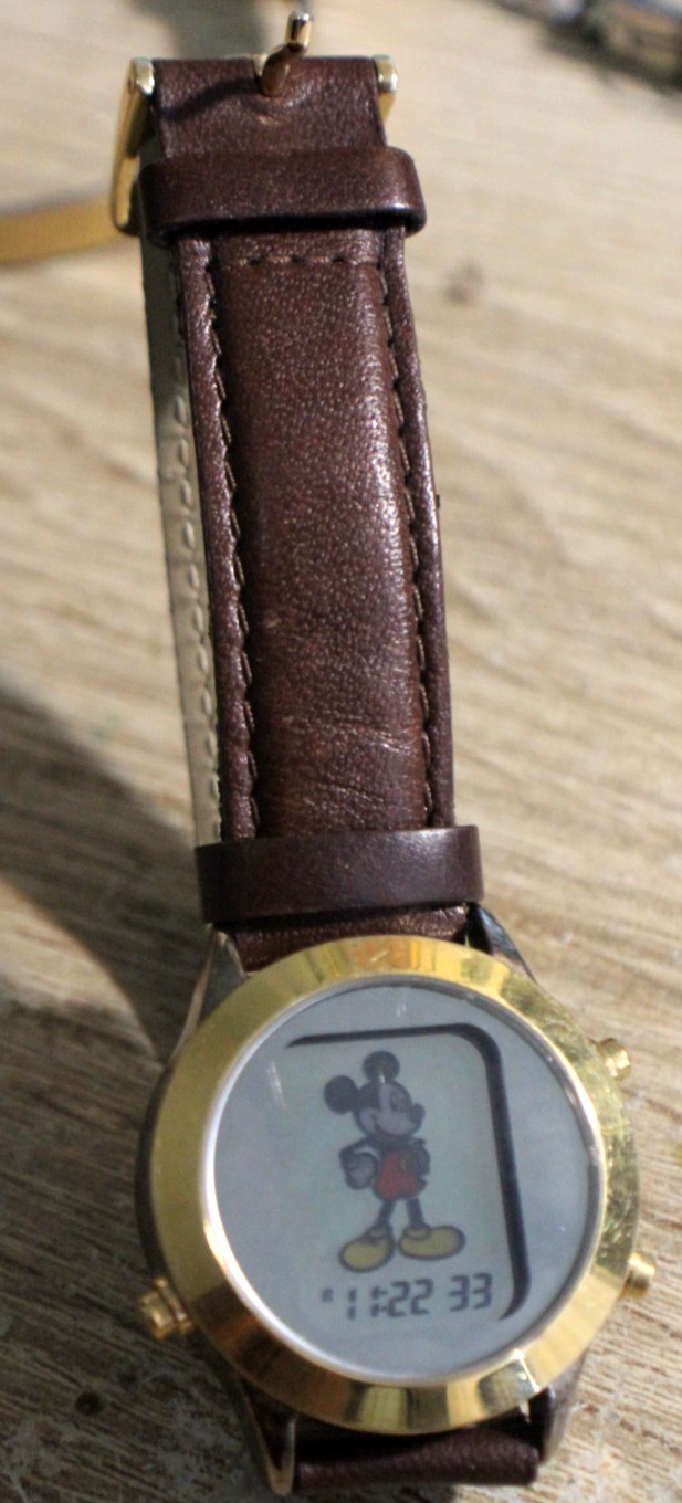 Vintage Disney by SII Marketing International Inc Mickey Digital Watch MU0344