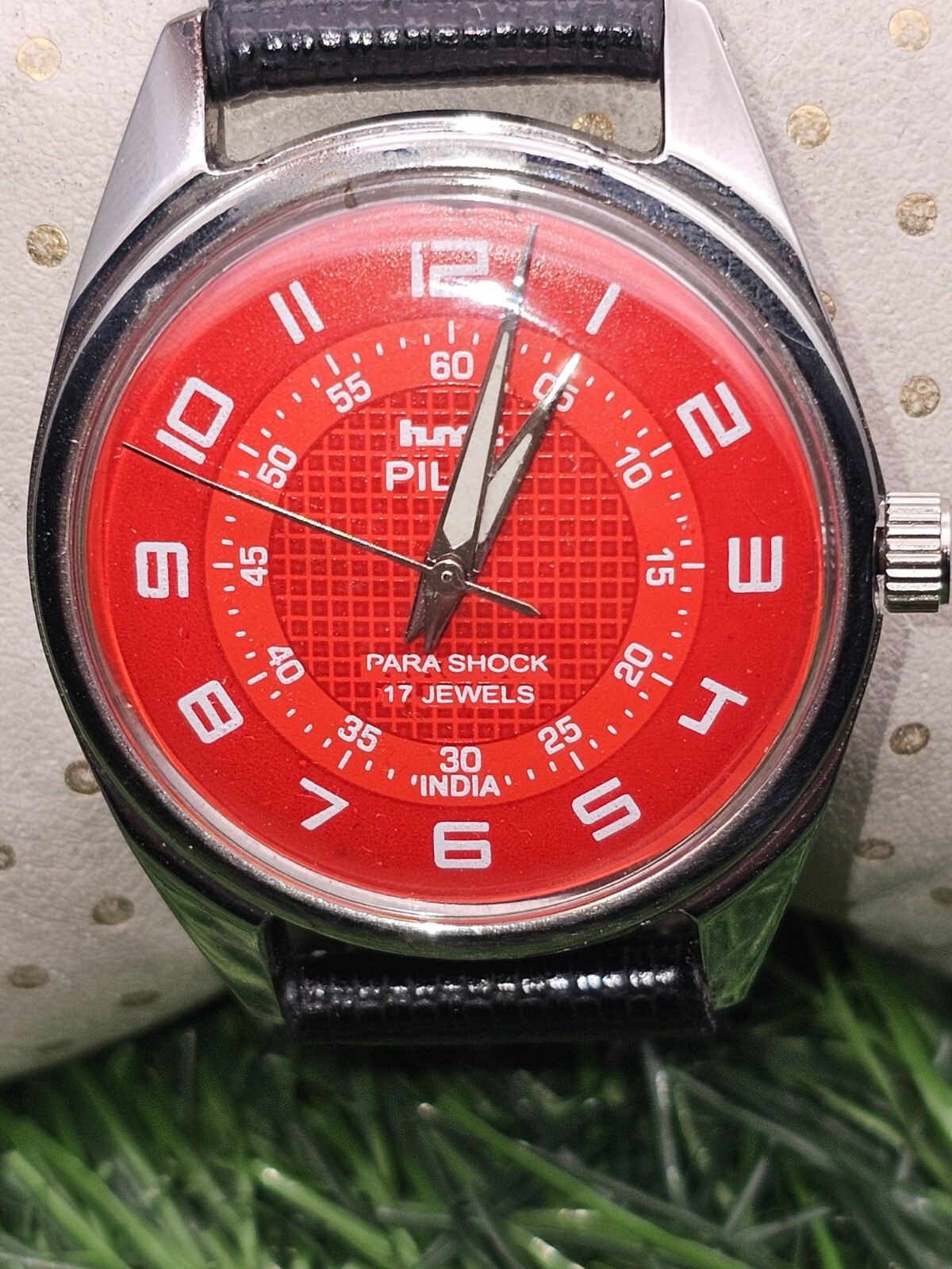 Beautiful Mens HMT Pilot Parashock Mechanical Wind 17J Watch Red Dial
