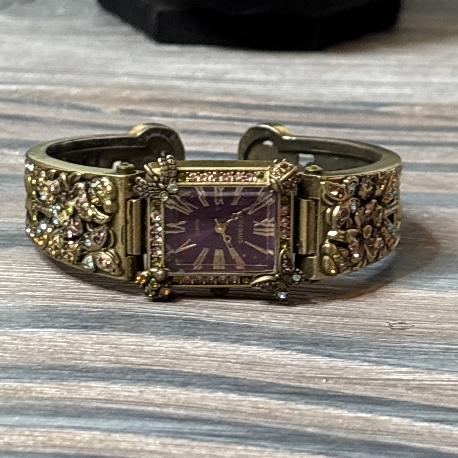 Heidi Daus B8320 Ladies Cuff Watch 22MM 7.5″ Purple Dial G87 vintage