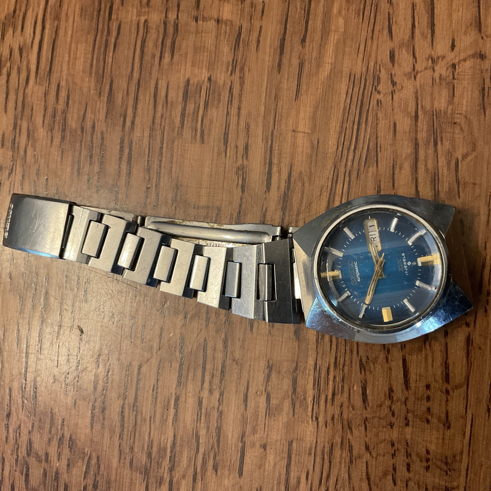 Vintage Seiko DX 6106-7729 Automatic Blue Sunburst Dial Prism Crystal Watch