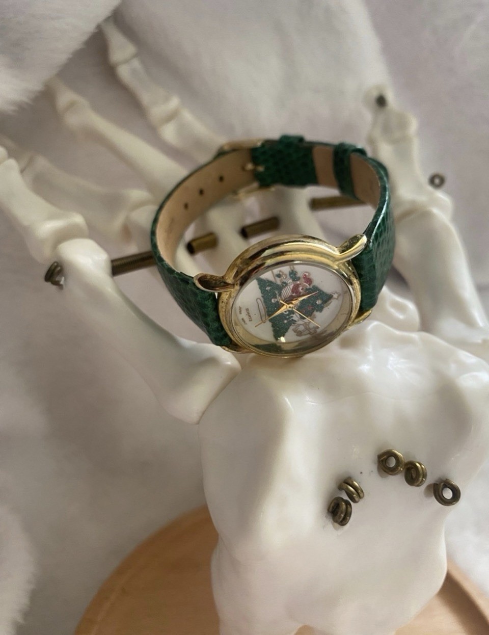 Vintage Christmas Tree Santa Watch Gold Tone Green Kreisler Lizard Grain Strap