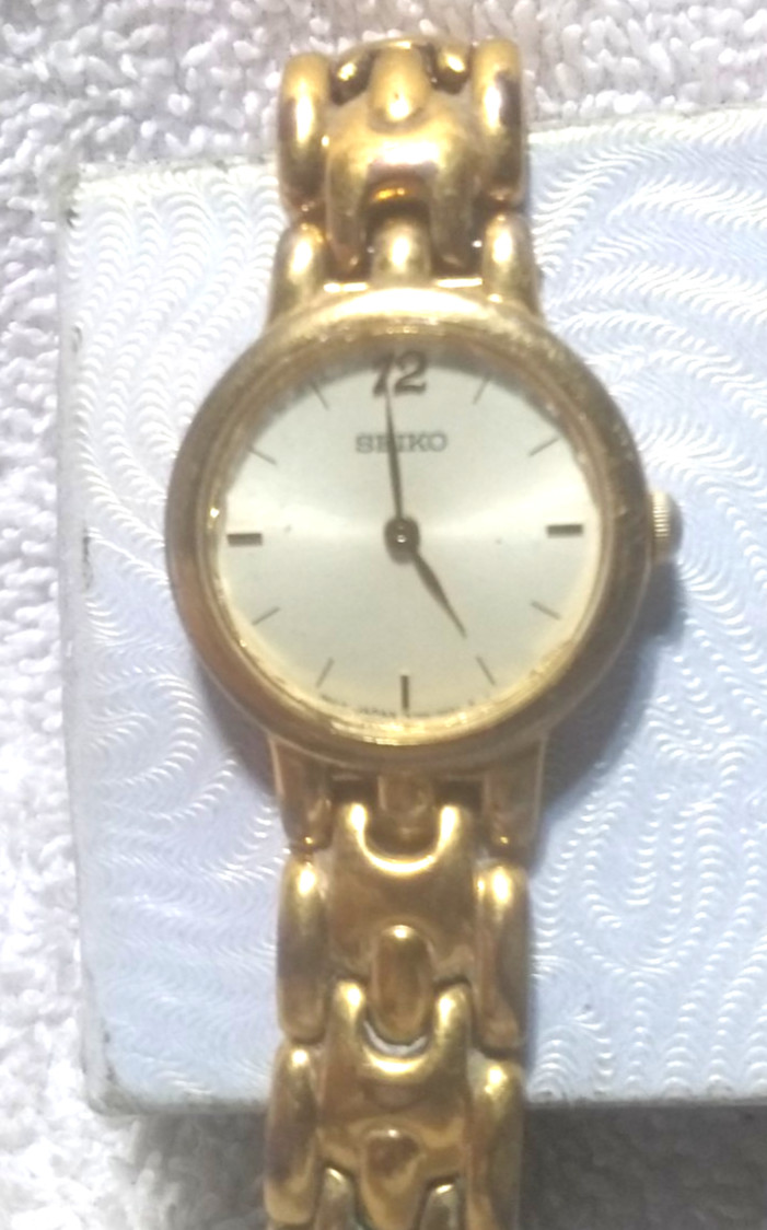 1991 Seiko Gold Quartz Watch V700-6389 Gold Bracelet Round New Bat Works Great