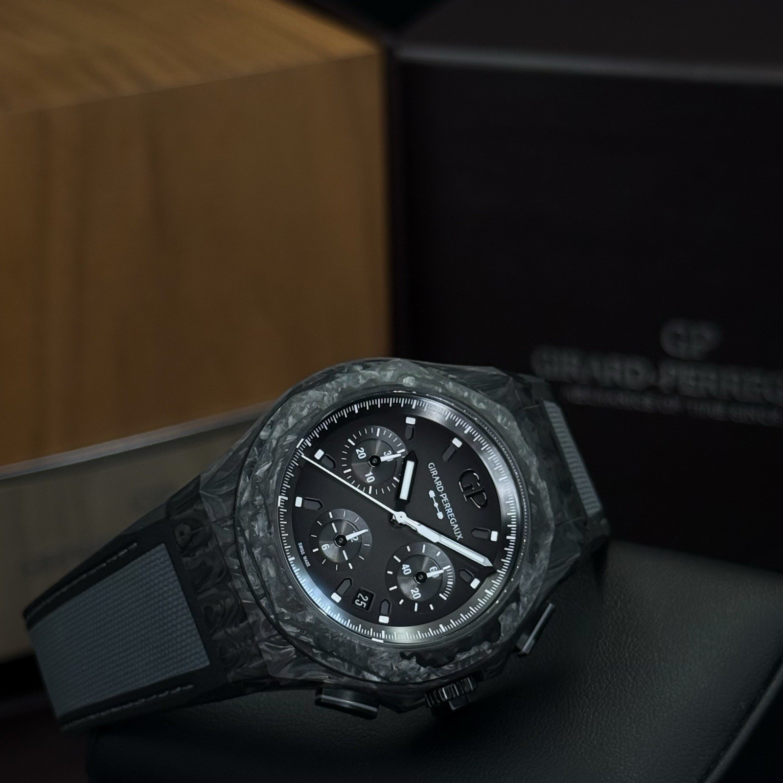 Girard Perregaux Laureato Absolute Rock Limited Edition 81060-36-693-FH6A