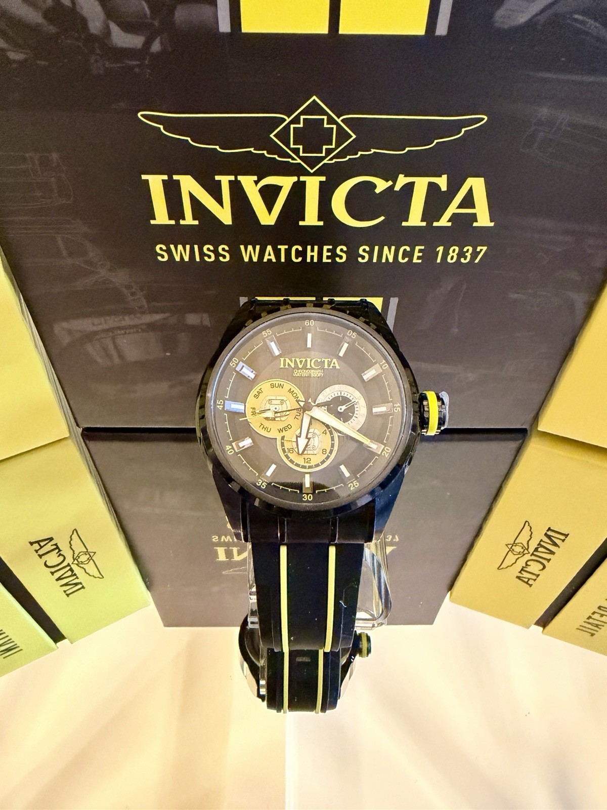 Invicta Speedway Trackline 48mm Black/Yellow with Replica F1 Display Case