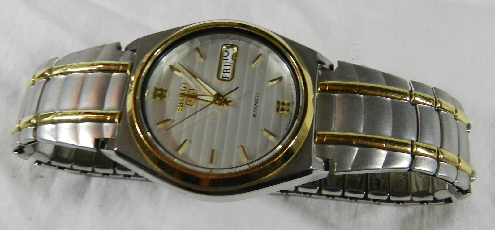 Vintage Men’s Seiko 5 Automatic Watch with day + Date- 7S26-0570 -running