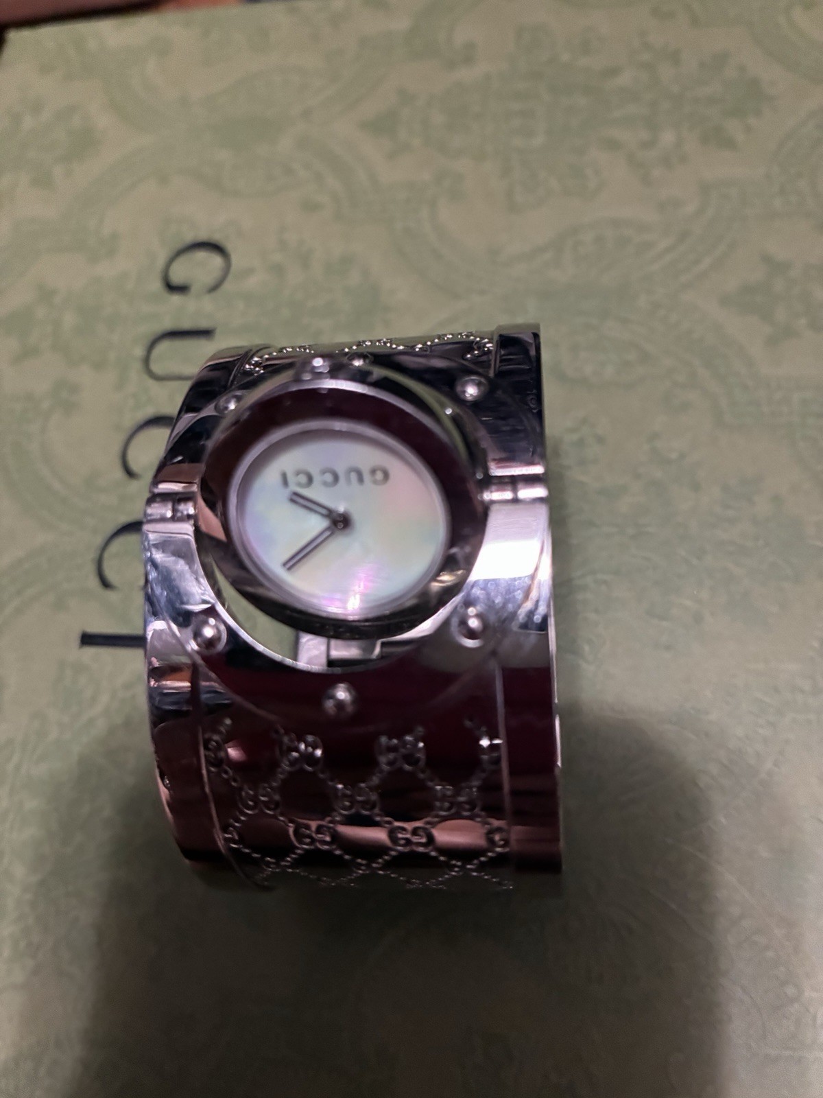 Gucci Twirl Women’s Silver Stainless Steel Bangle Watch Mother of Pearl Quartz
