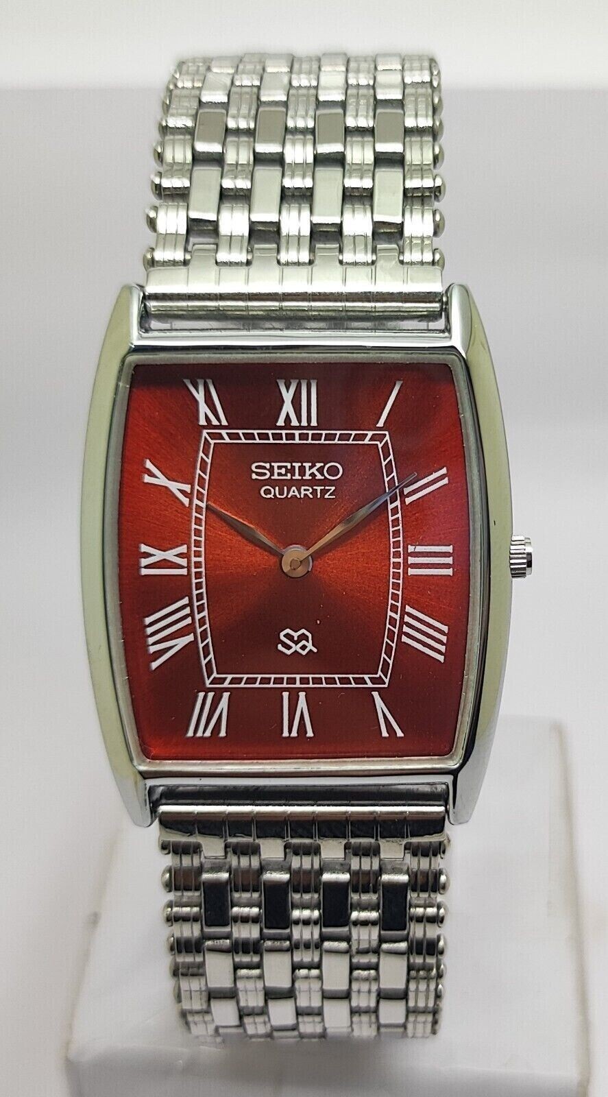 Vintage Seiko Slim Quartz Red Face Curve Silver Japanese 30MM Men’s Watch A67