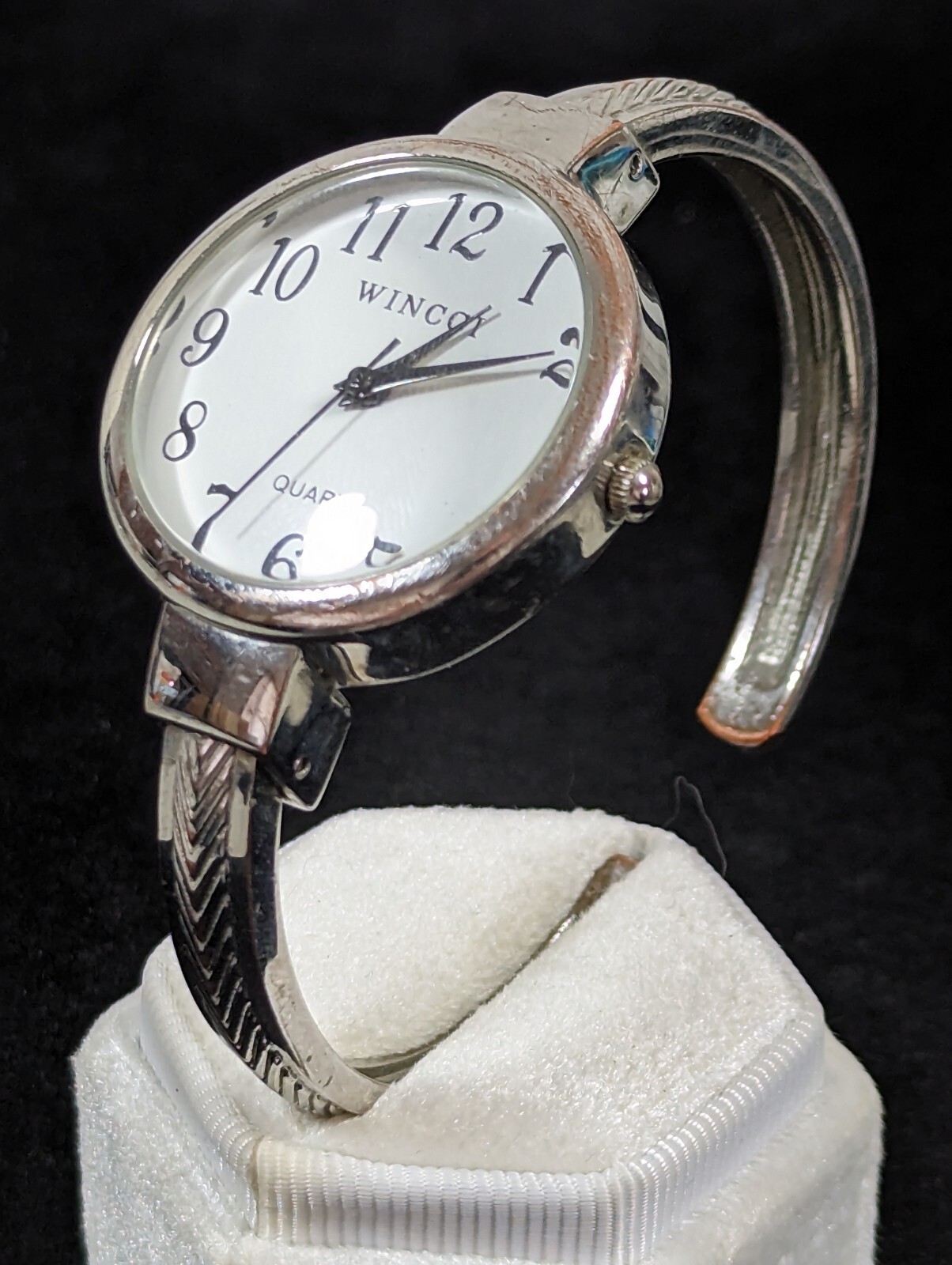 Wincci White Dial Round Silver Tone Case Hinge Bracelet Band Watch
