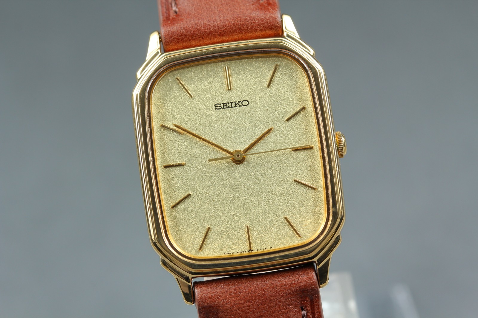 [Near MINT] Vintage1988 Seiko 5P31-5D80 Gold 26mm Quartz Men’s Watch From JAPAN