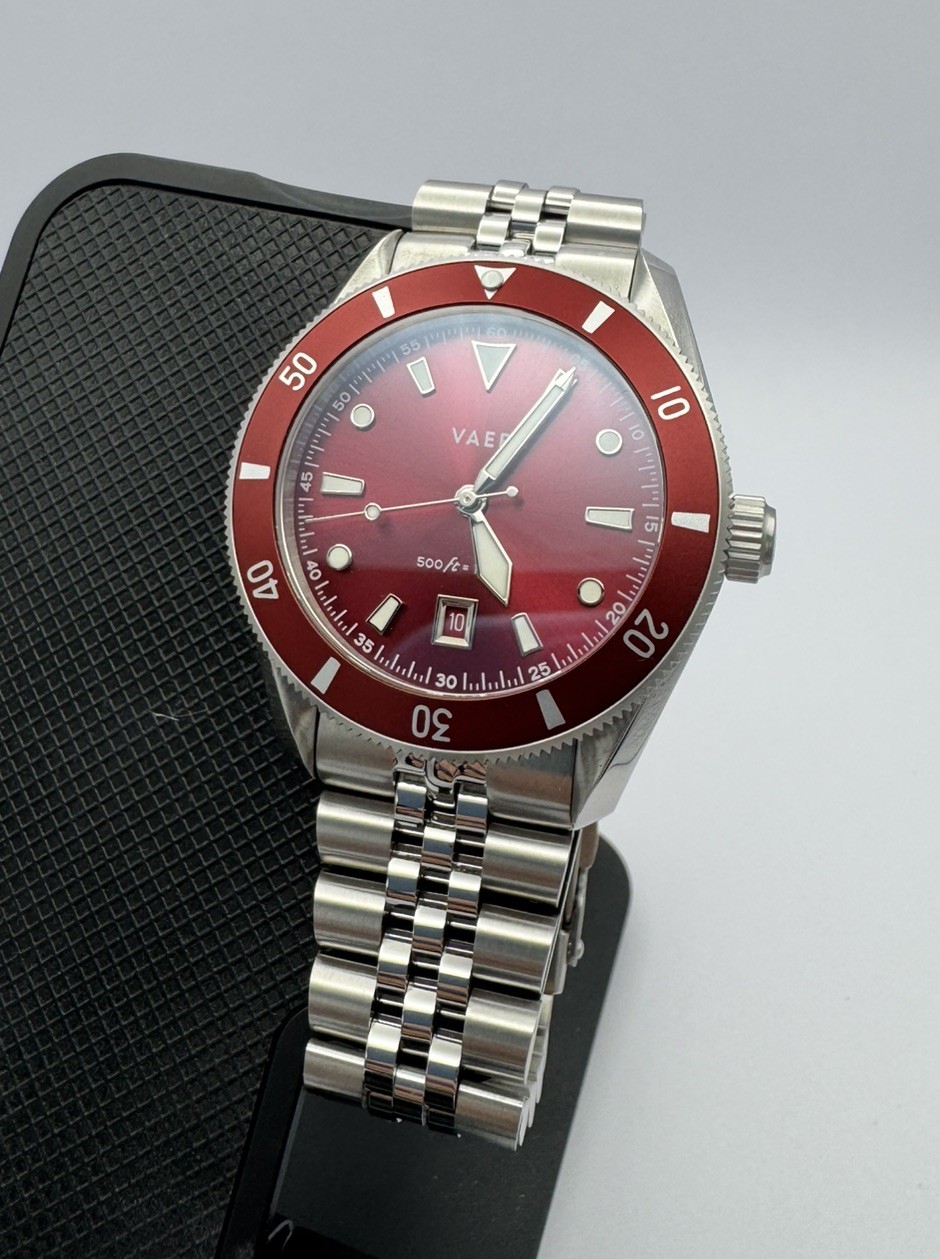 Vaer DS2 Meridian Red Dive Watch 39mm – Quartz w/ Two Bracelets