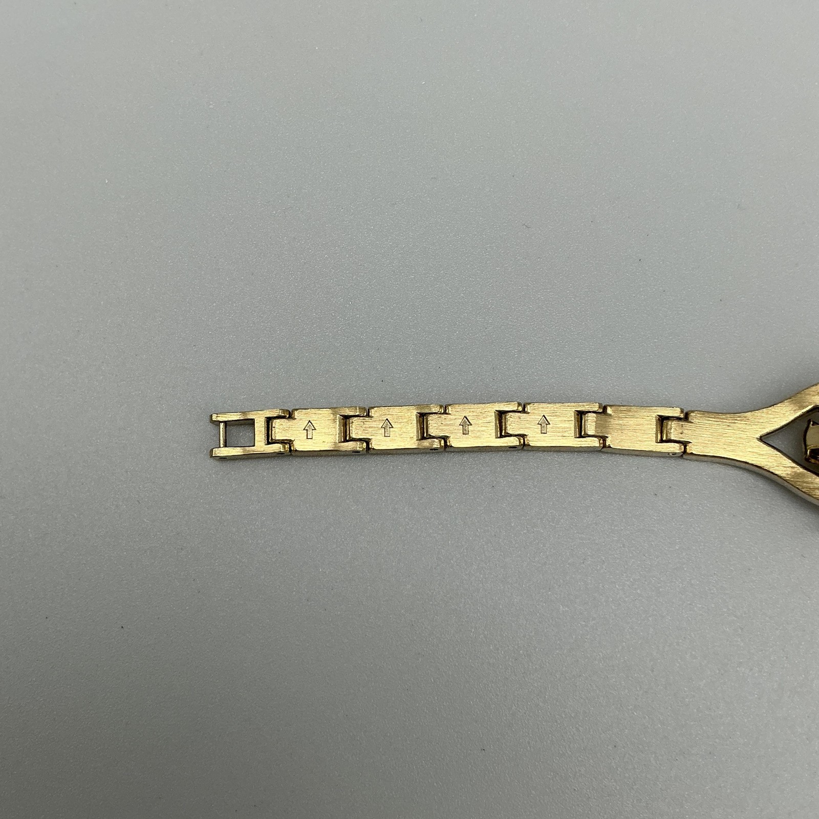 Guess Women Watch 20mm Square Dial Gold Tone Crystal Dress New Battery 6.75″