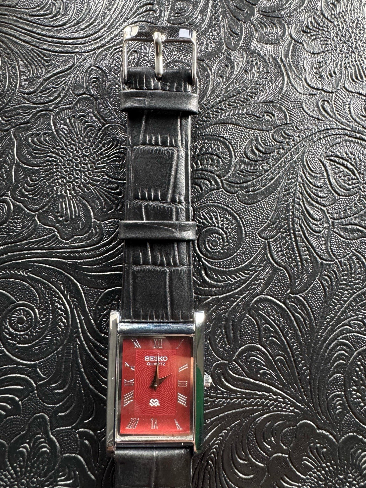 RARE RED DIAL WITH SILVER CASE Vintage Seiko Slim Quartz Men’s Wrist Watch
