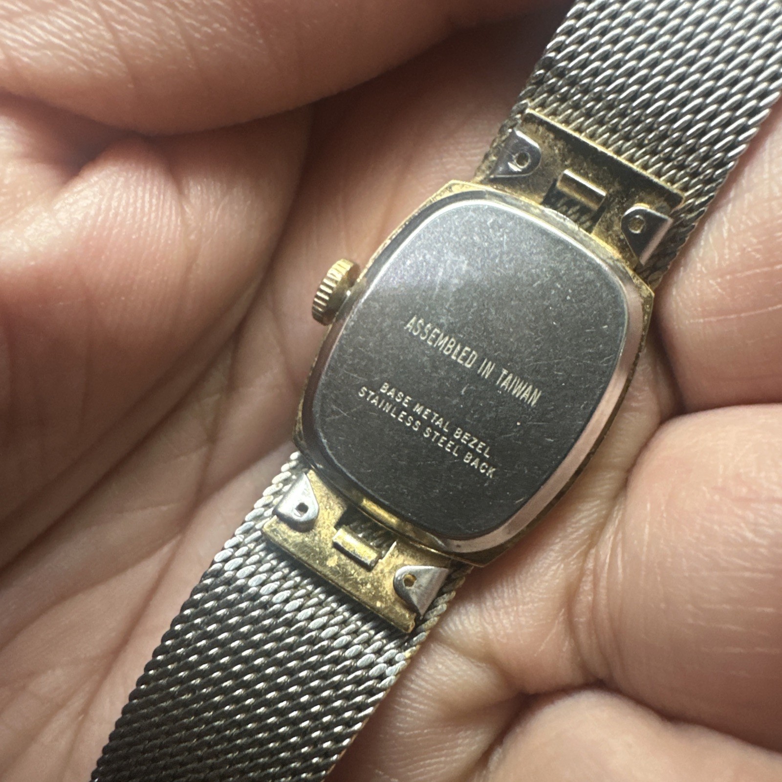 Works Vintage Timex Manual Wind Gold Tone Ladies Watch! Runs Great! 19mm Fit 7in