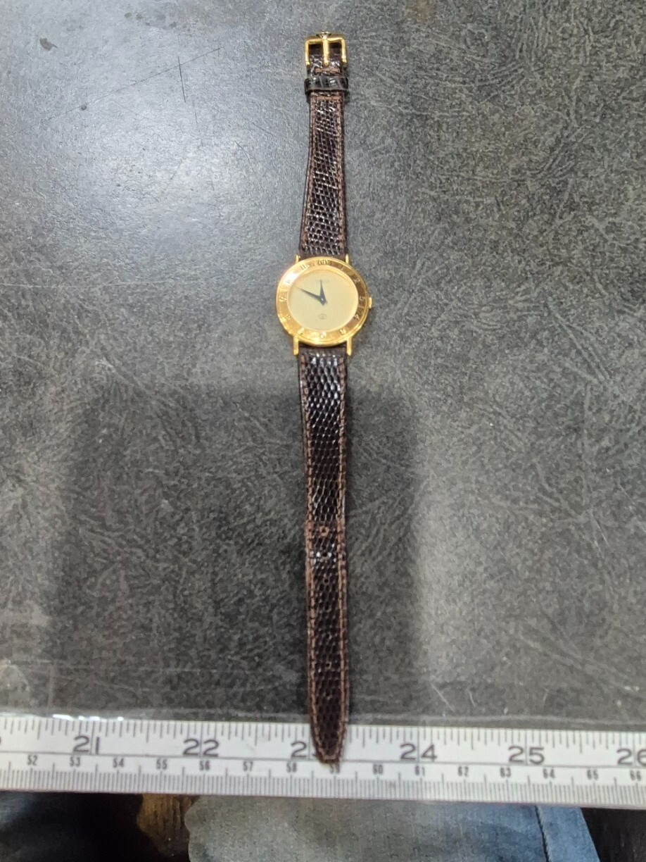 Vintage Ladies Gucci 3000M Gold Tone Quartz Wristwatch, fully operational