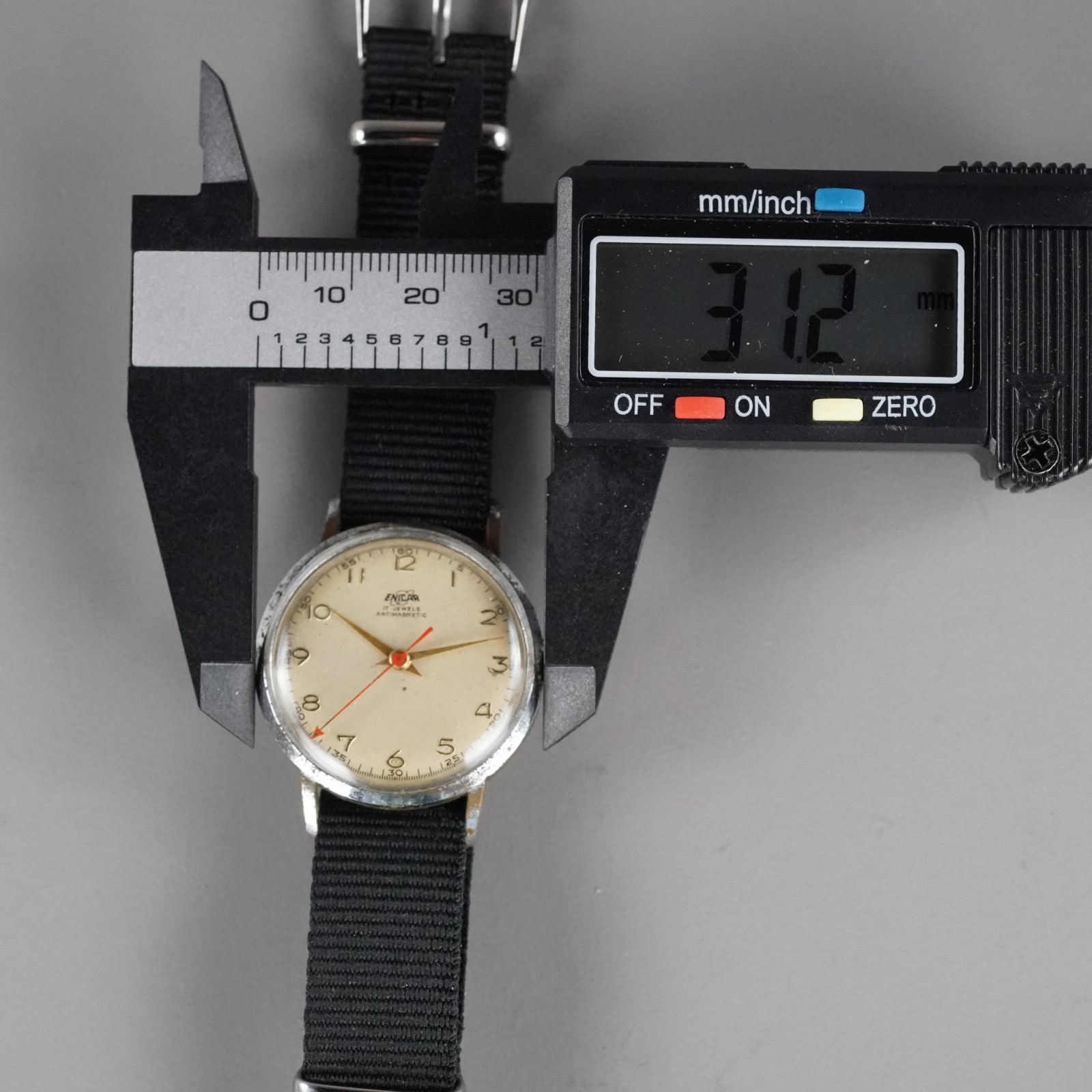 ENICAR Vintage 30006 Mechanical Wristwatch Men’s Watch Silver 31mm New NatoBand