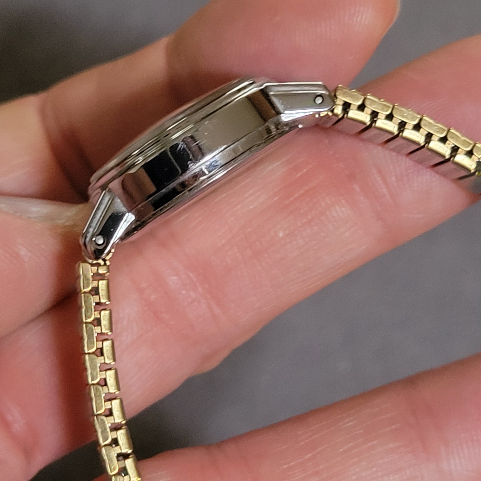 Timex Indiglo Quartz NEW BATTERY Hadley Roma Watch Stretch Band Gold Tone